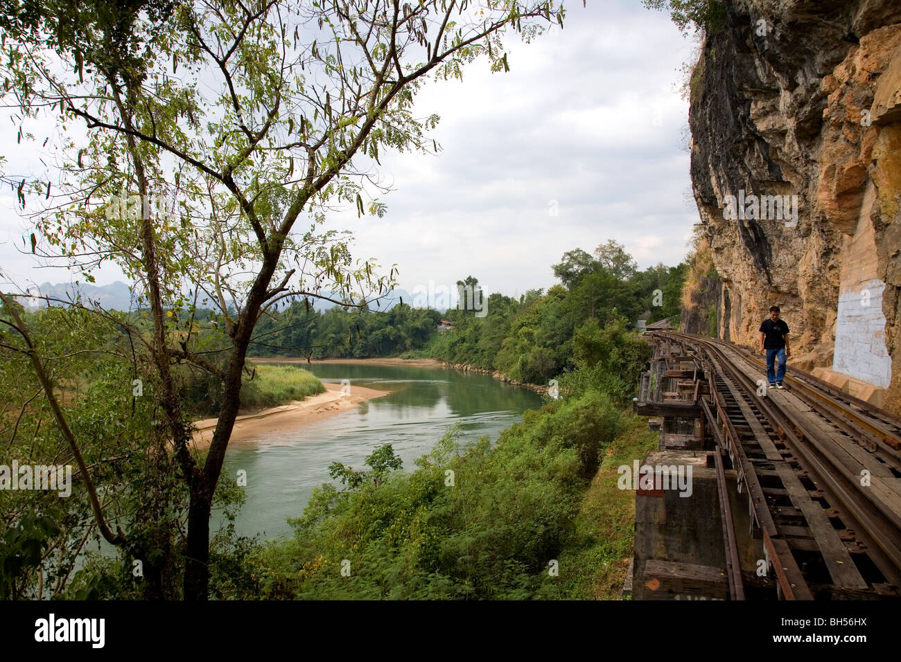 Thamkra Sae Wamp Viaduct e il Fiume Kwai Foto Stock