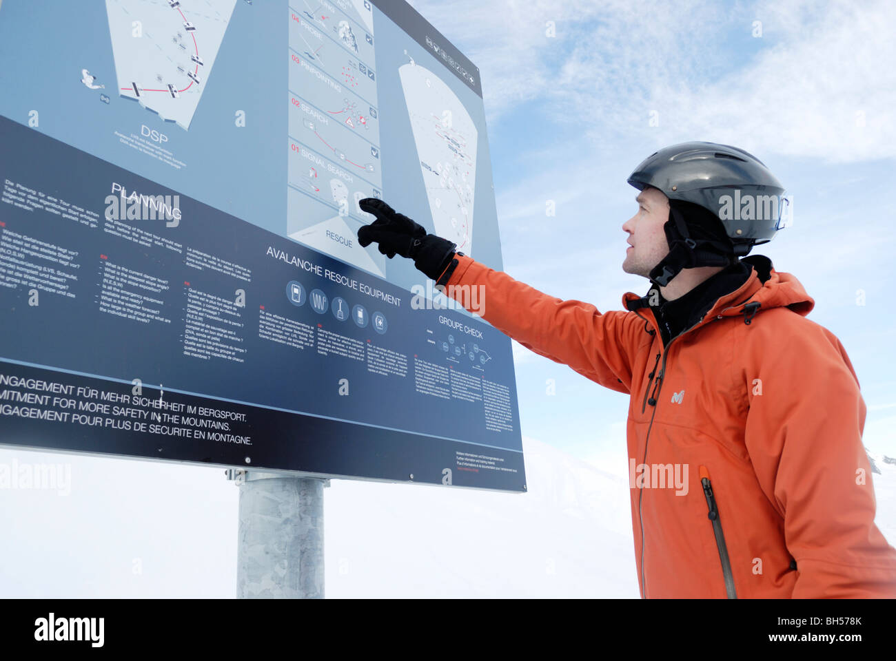 Ricerca in valanga & rescue training center in Gemsstock ski resort, Andermatt, Svizzera Foto Stock