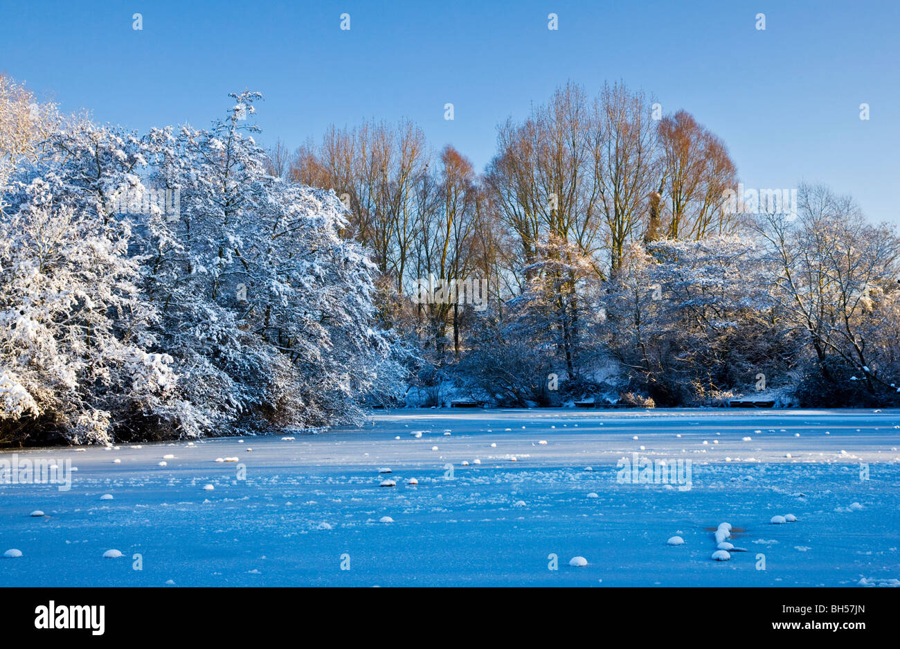 La congelati acque di un piccolo lago noto come Liden Lagoon a Swindon, Wiltshire, Inghilterra, Regno Unito adottate nel gennaio 2010 Foto Stock