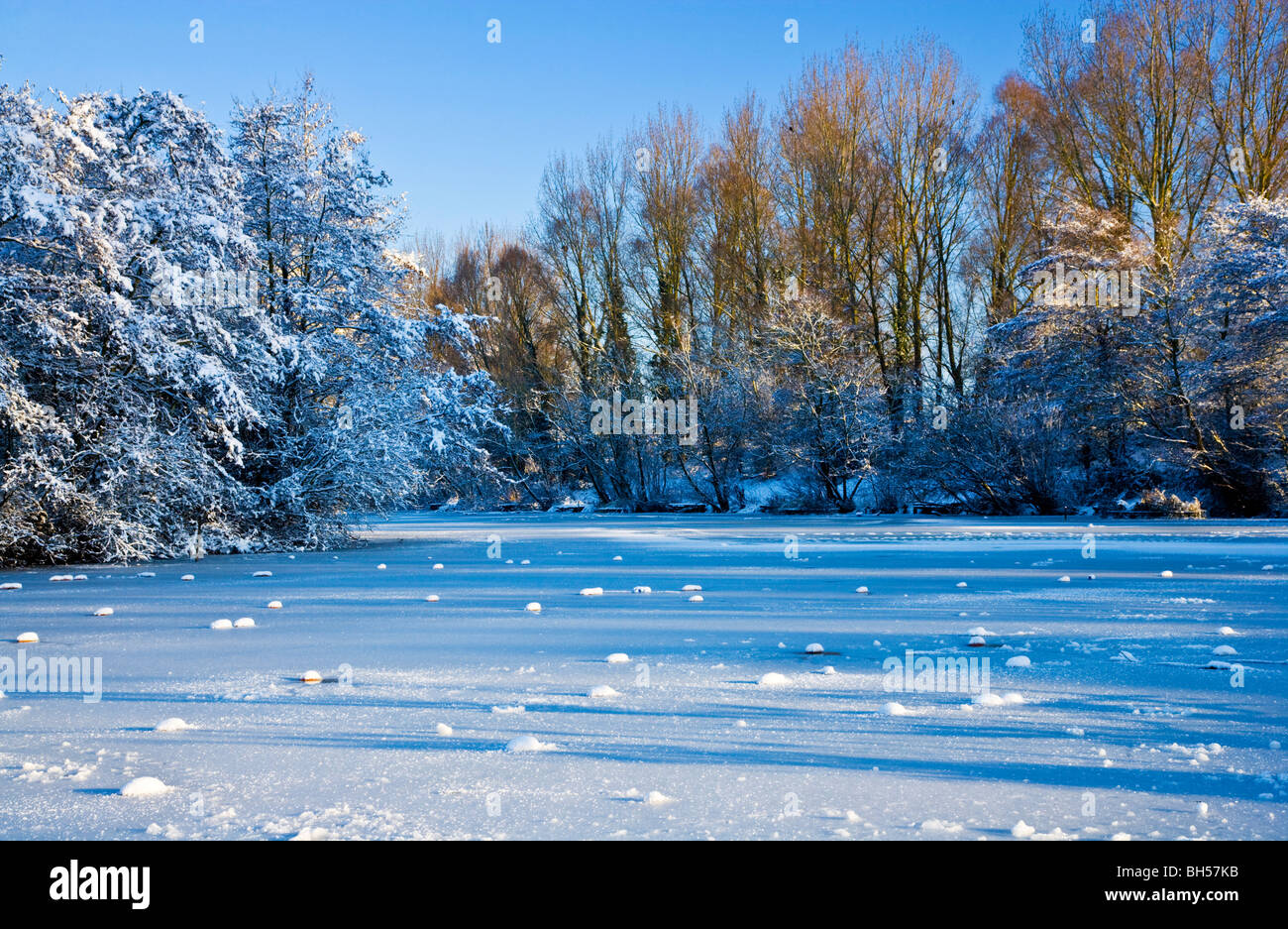 La congelati acque di un piccolo lago noto come Liden Lagoon a Swindon, Wiltshire, Inghilterra, Regno Unito adottate nel gennaio 2010 Foto Stock