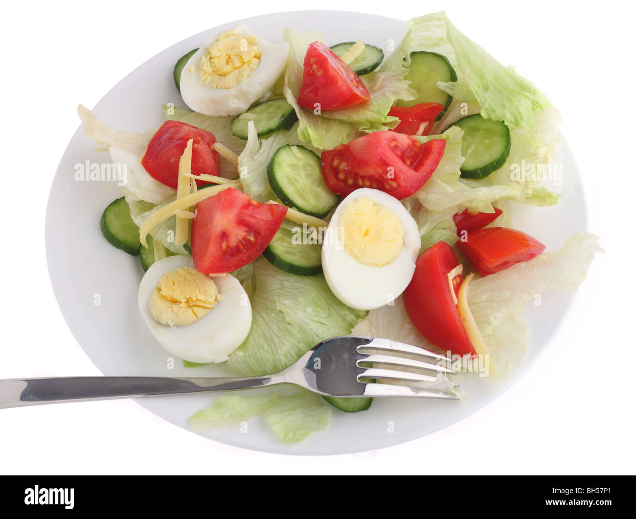 Un piatto di uova, pomodori, cetrioli e lattuga con una spolverata di formaggio Cheddar grattugiato Foto Stock