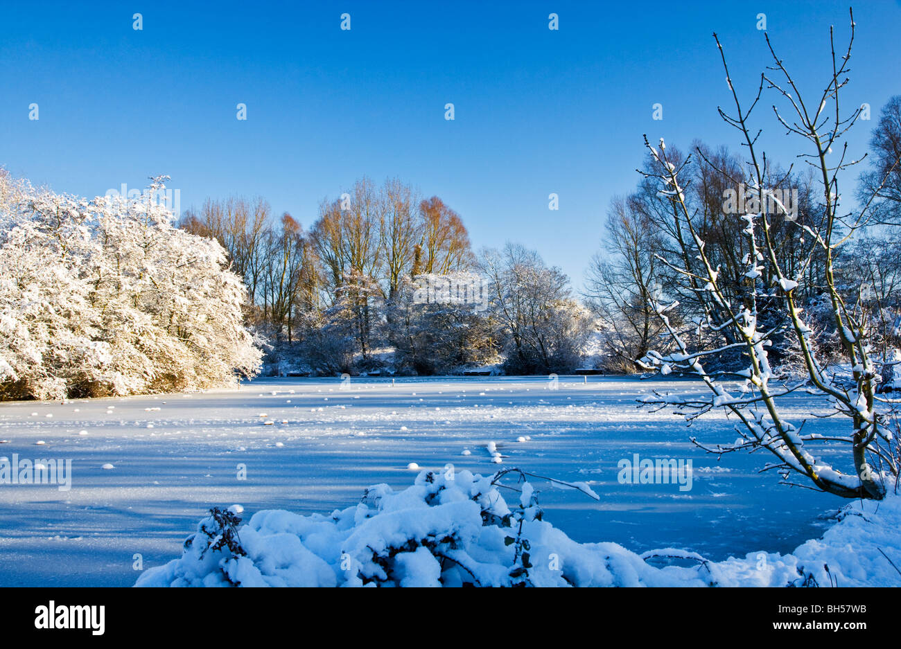 La congelati acque di un piccolo lago noto come Liden Lagoon a Swindon, Wiltshire, Inghilterra, Regno Unito adottate nel gennaio 2010 Foto Stock