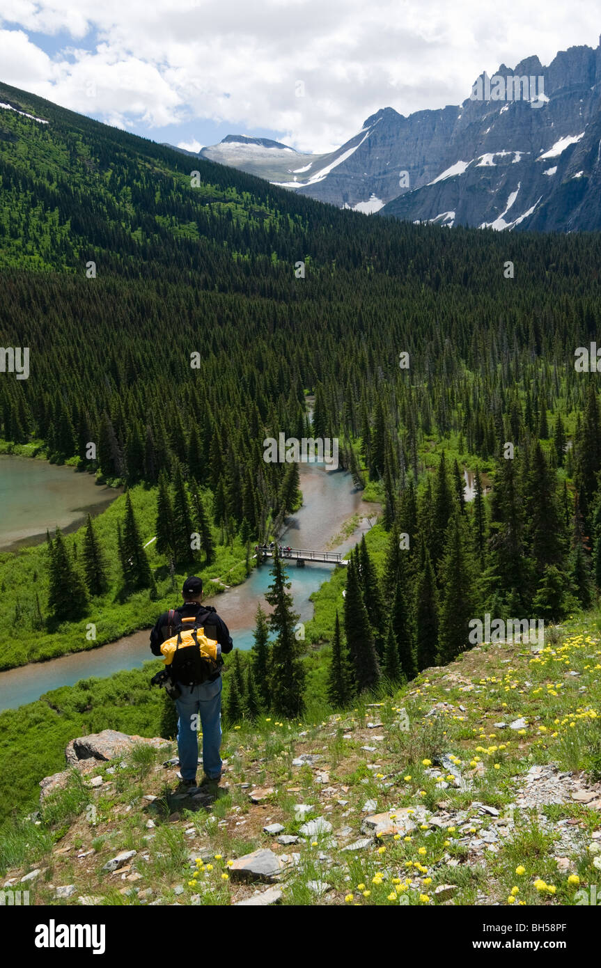 L'uomo ammirando vista da Grinnell Glacier trail Foto Stock