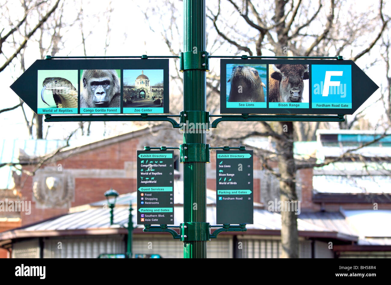 Segni di direzioni di puntamento a diverse mostre ed edifici, Bronx Zoo di New York City Foto Stock