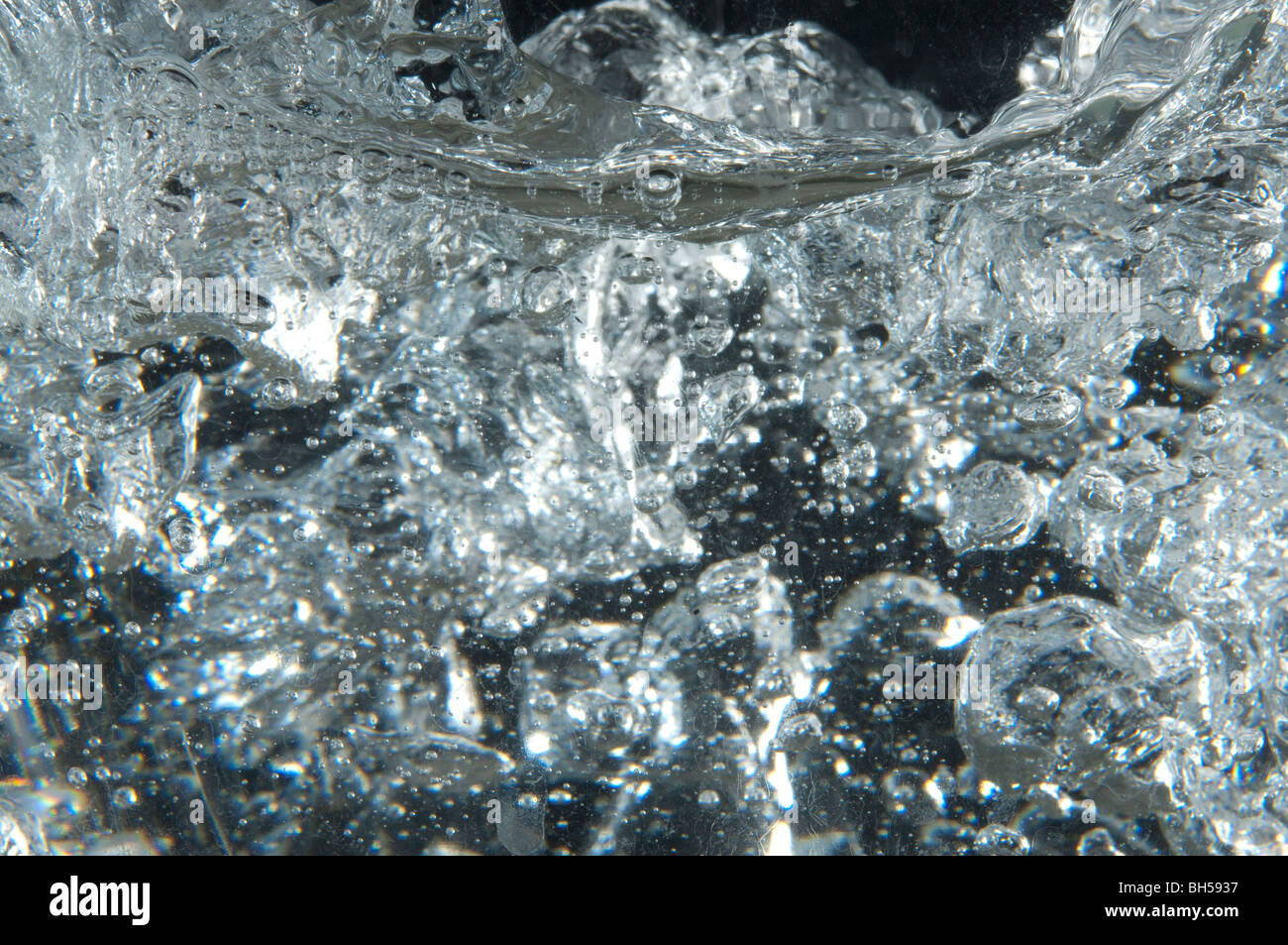 Acqua in ebollizione in un recipiente di vetro Foto Stock