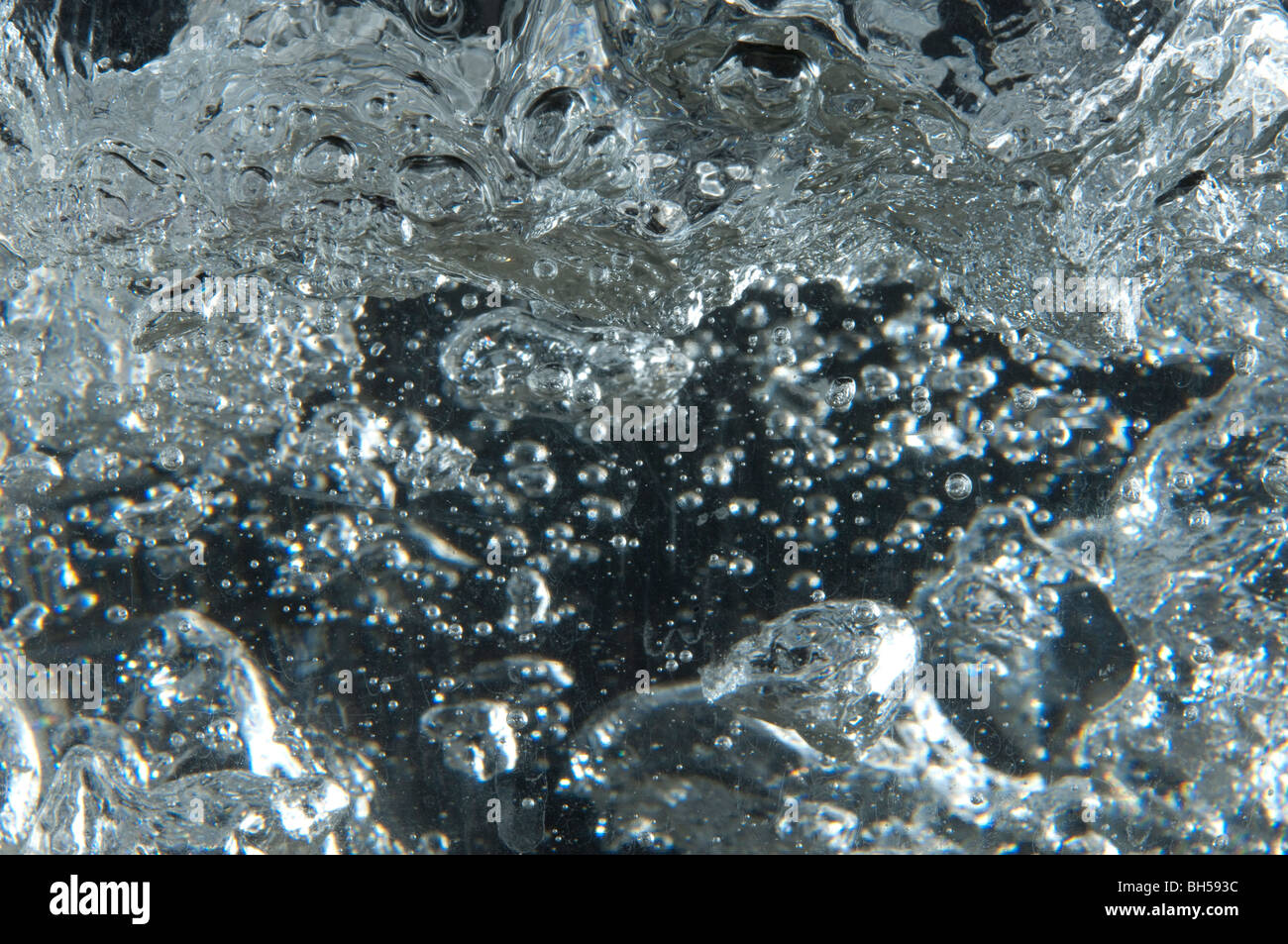 Acqua in ebollizione in un recipiente di vetro Foto Stock