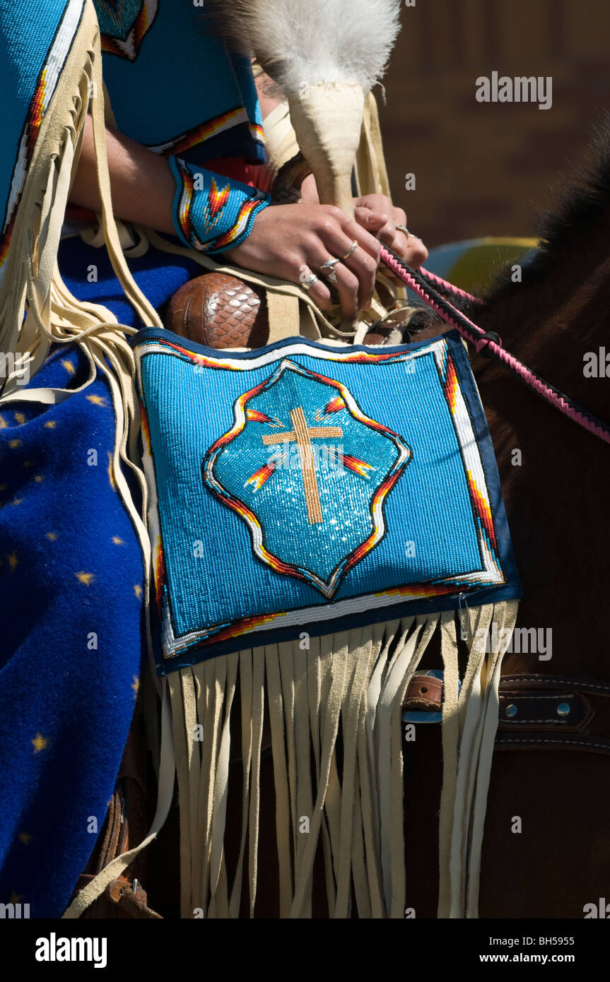 Dettaglio dei Nativi Americani sulla donna cavallo tenendo un portamonete a perline Foto Stock