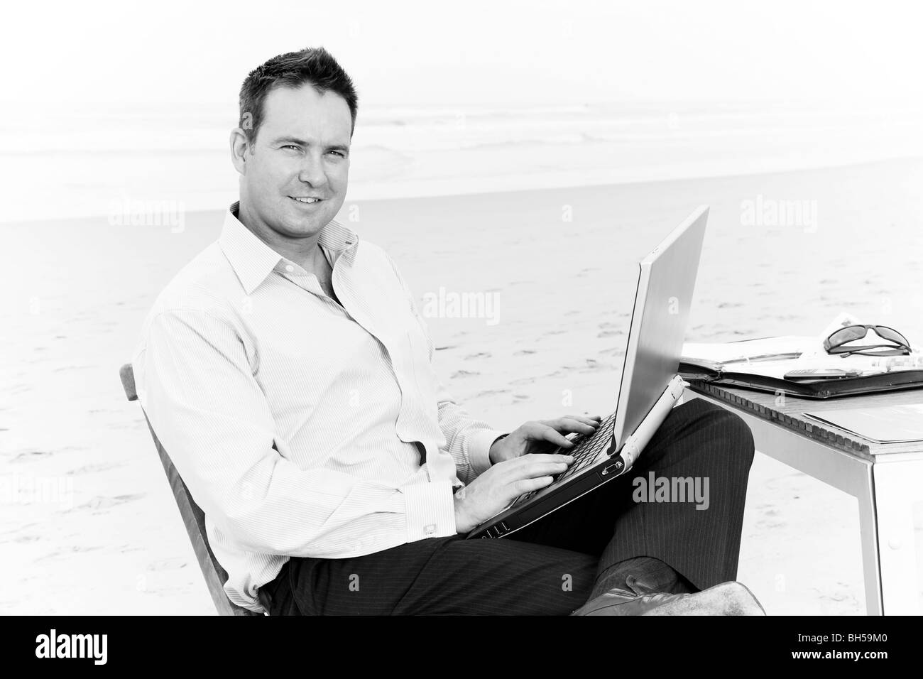 Uomo d affari con Office sulla spiaggia Foto Stock