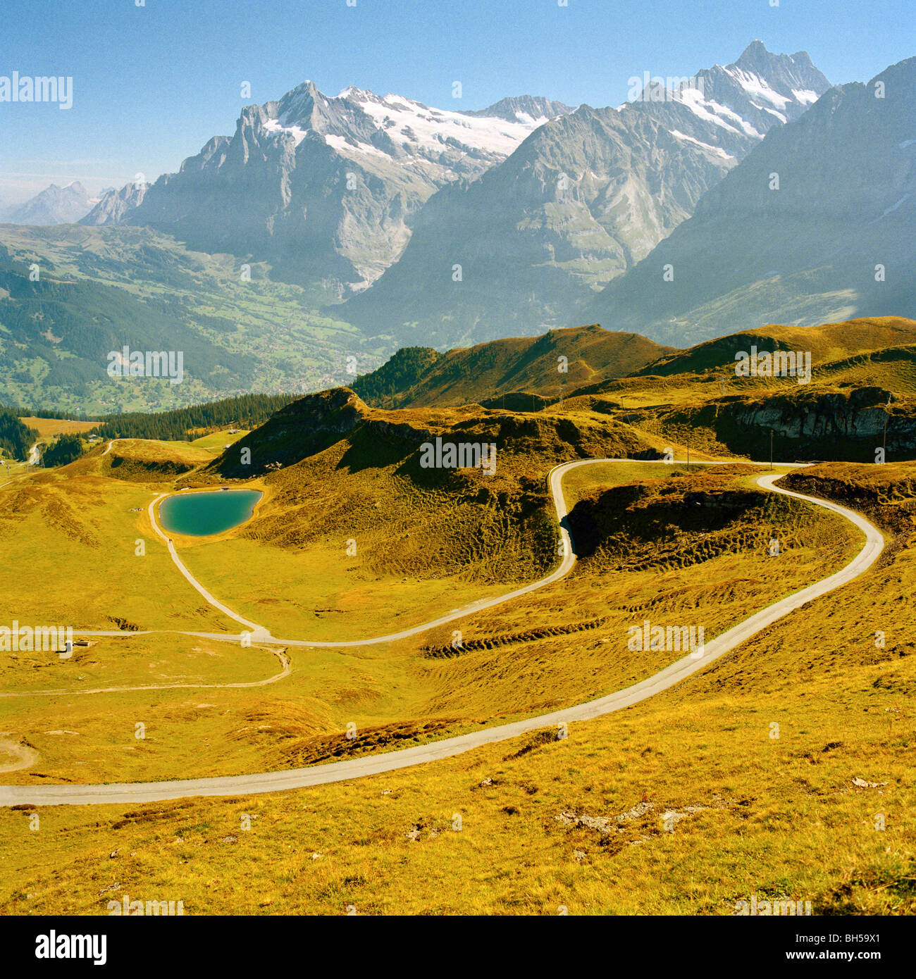 Loop di strade tortuose e piccolo lago alpino al Männlichen svizzera Foto Stock