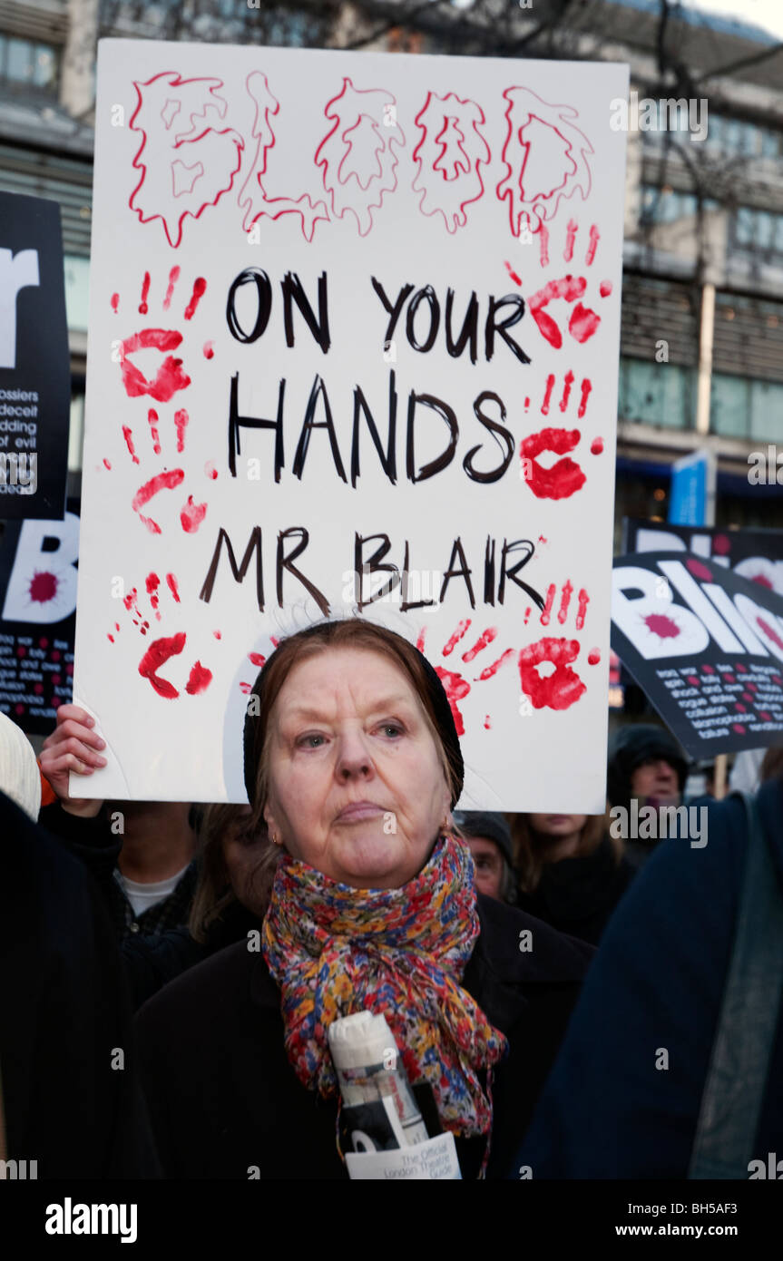 Centinaia radunati fuori Chilcot inchiesta per chiamate di Tony Blair l'arresto per crimini di guerra in Iraq Londra 29.01.10 Foto Stock