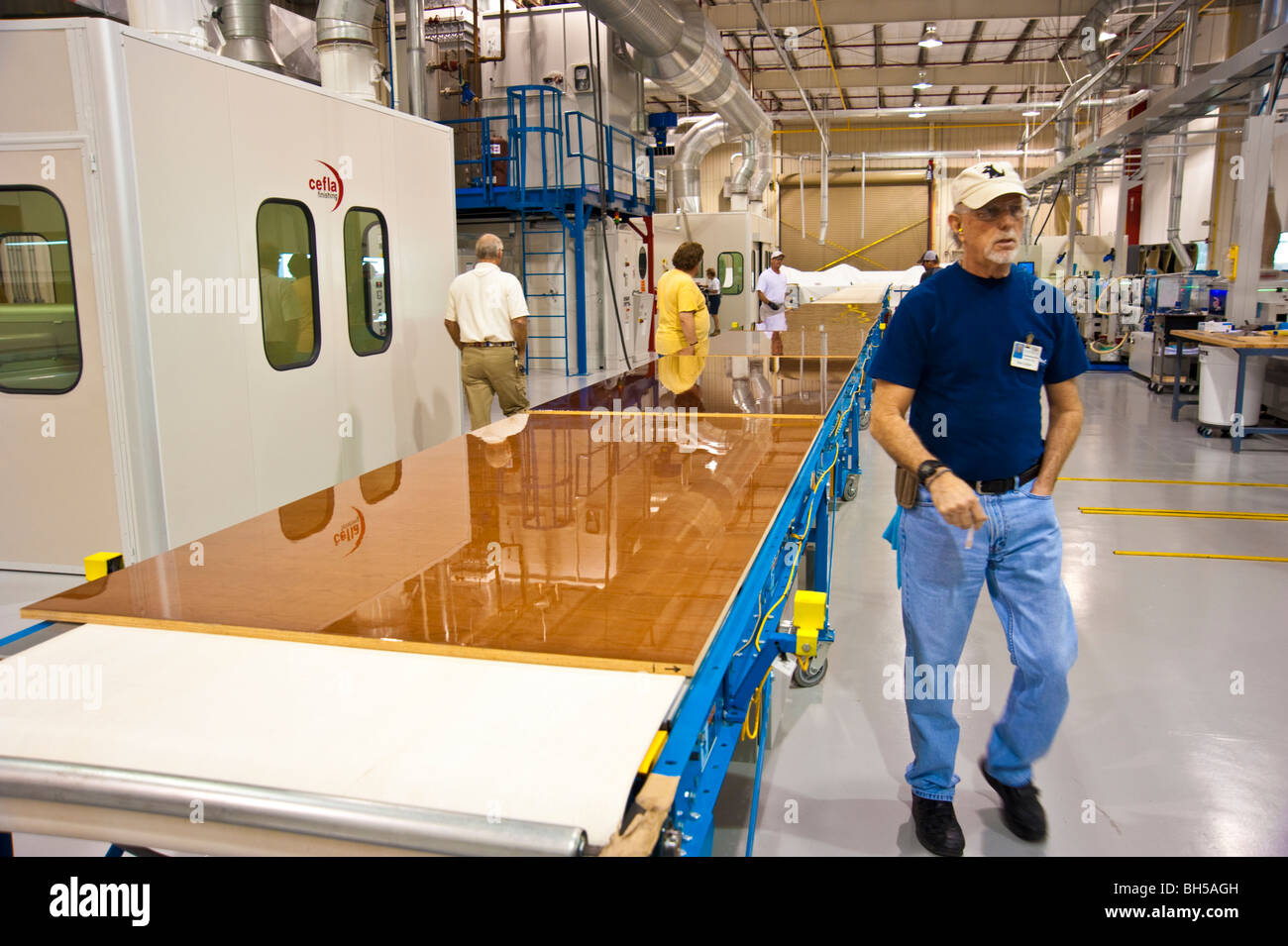 Verniciatura interna della sezione di fabbricazione a Sea Ray Merritt Island impianto di produzione, Florida, Stati Uniti d'America Foto Stock