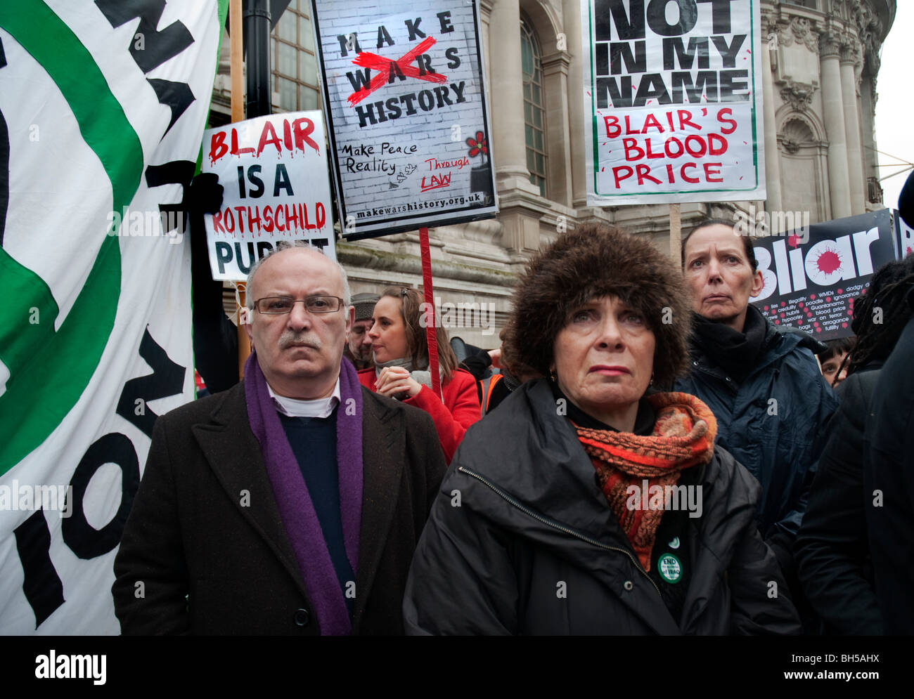 Centinaia radunati fuori Chilcot inchiesta per chiamate di Tony Blair l'arresto per crimini di guerra in Iraq Londra 29.01.10 Foto Stock