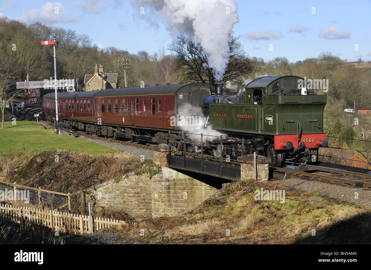 Great Western serbatoio del motore e pullman lascia la stazione di Highley, Shropshire, Regno Unito Foto Stock