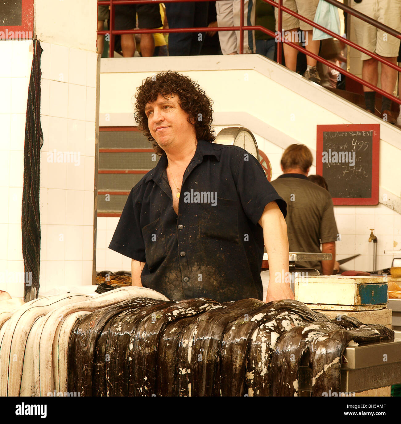 Ritratto di venditore al mercato del pesce Funchal Madeira Portogallo Europa Foto Stock