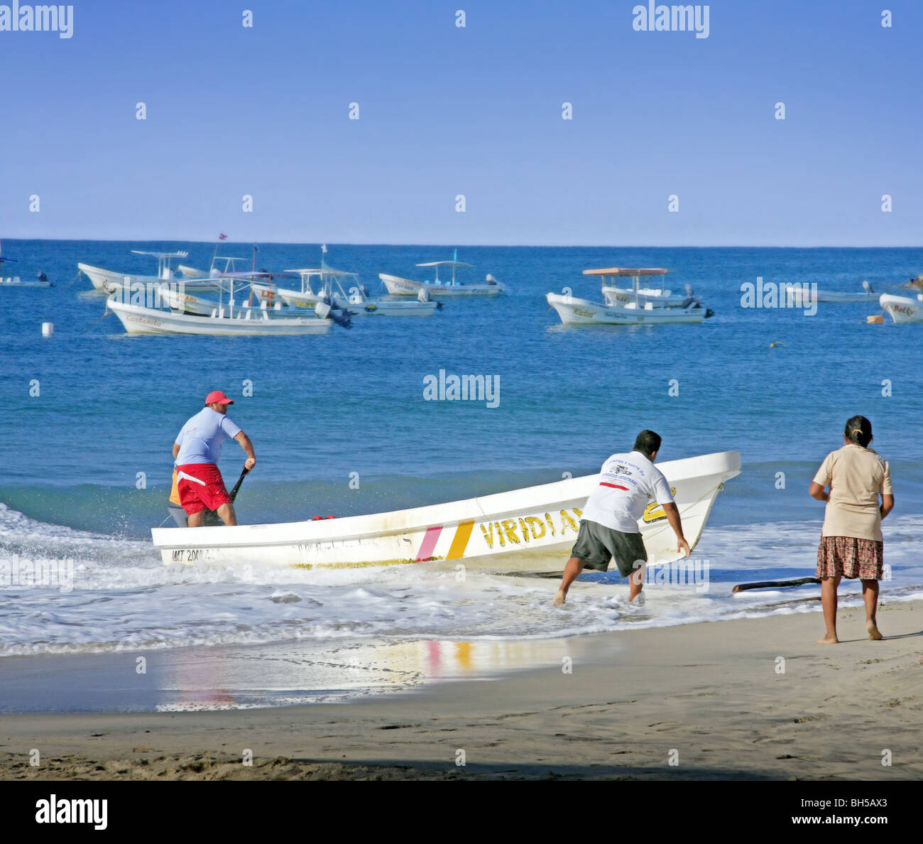 Puerto Escondido Oaxaca Messico Fisherman alaggio barche da pesca Foto Stock