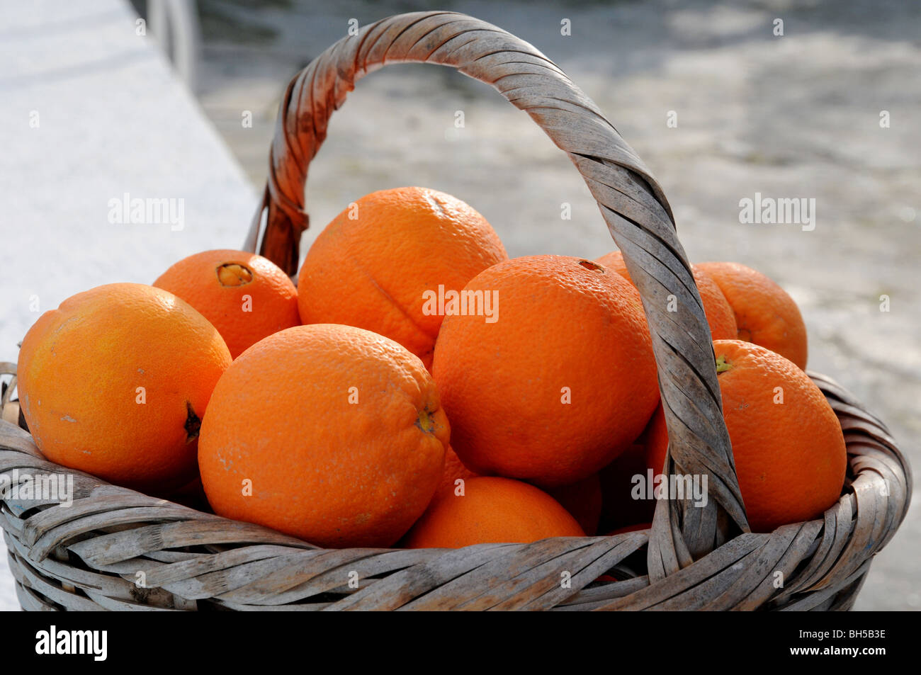 Bio arance in un cestello in Spagna Foto Stock