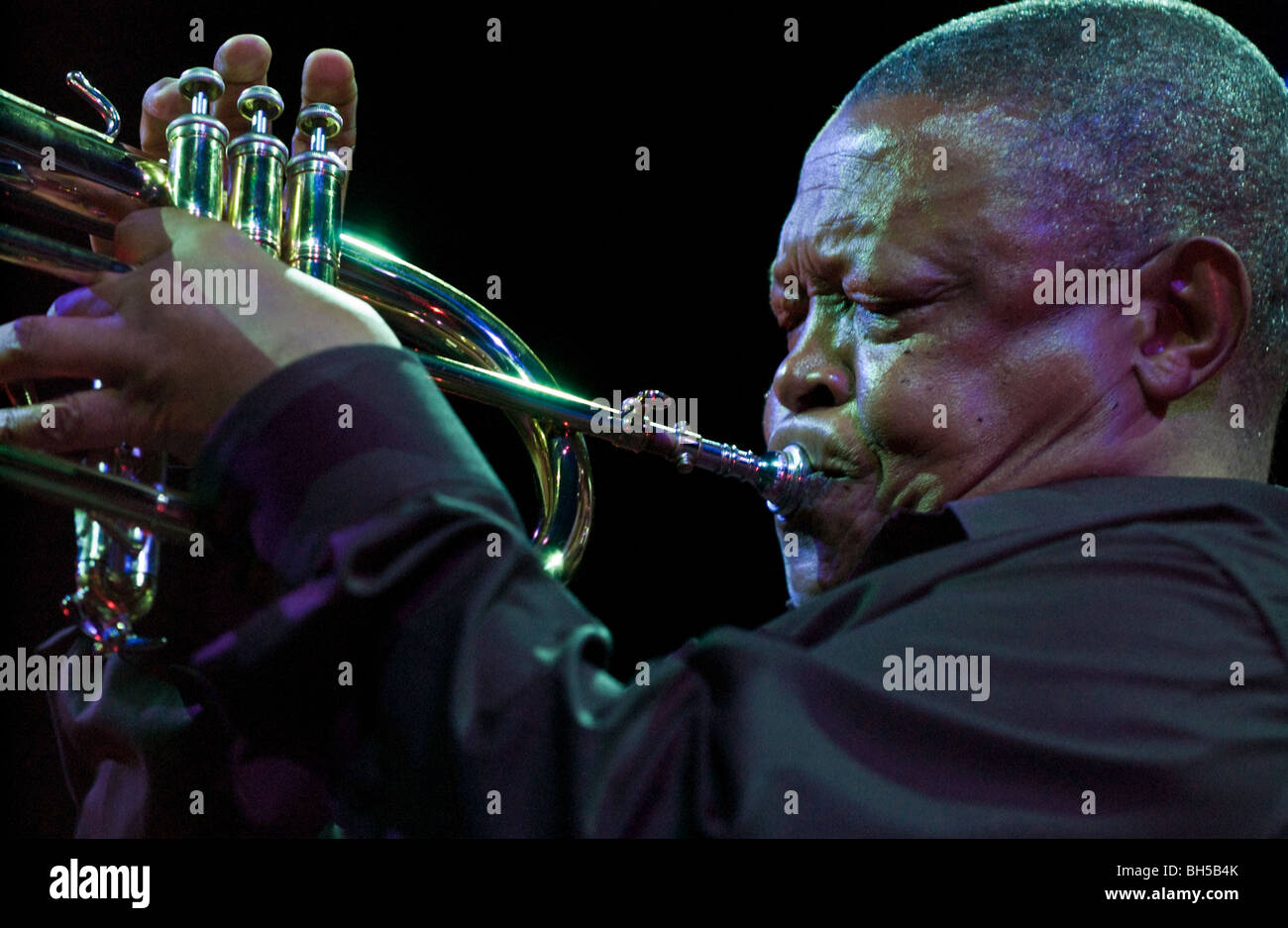 South African la leggenda del jazz Hugh Masekela eseguendo a Hay Festival 2009 Foto Stock