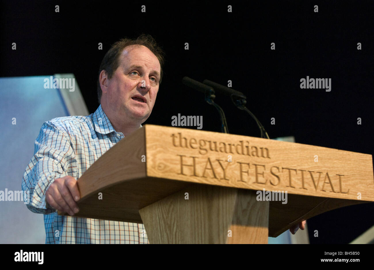 Emittente e giornalista politico Jim Naughtie raffigurato a Hay Festival 2009. Foto Stock