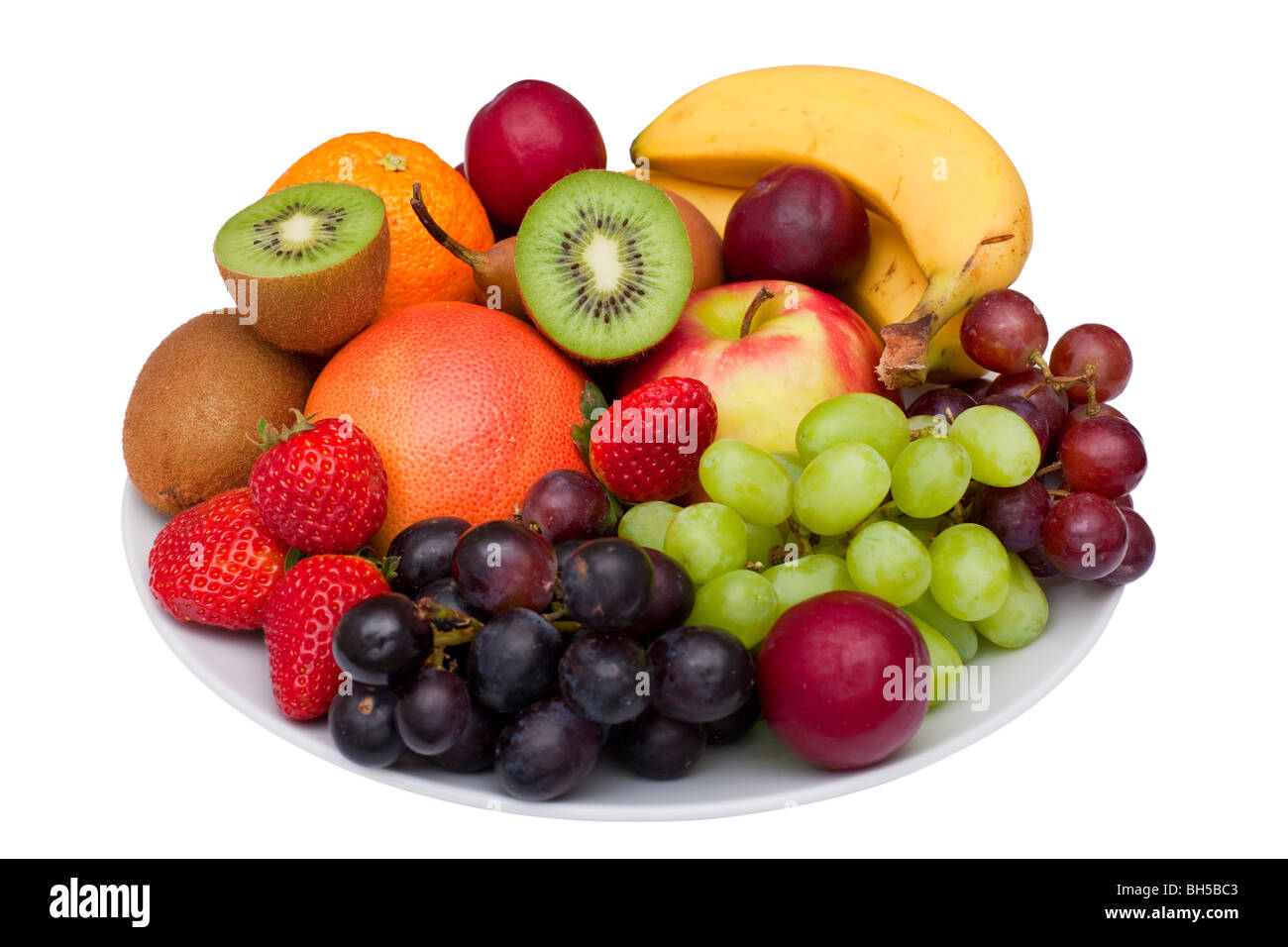 Foto di un piatto di frutta isolato su bianco. Un tracciato di ritaglio è fornito per una facile estrazione. Foto Stock