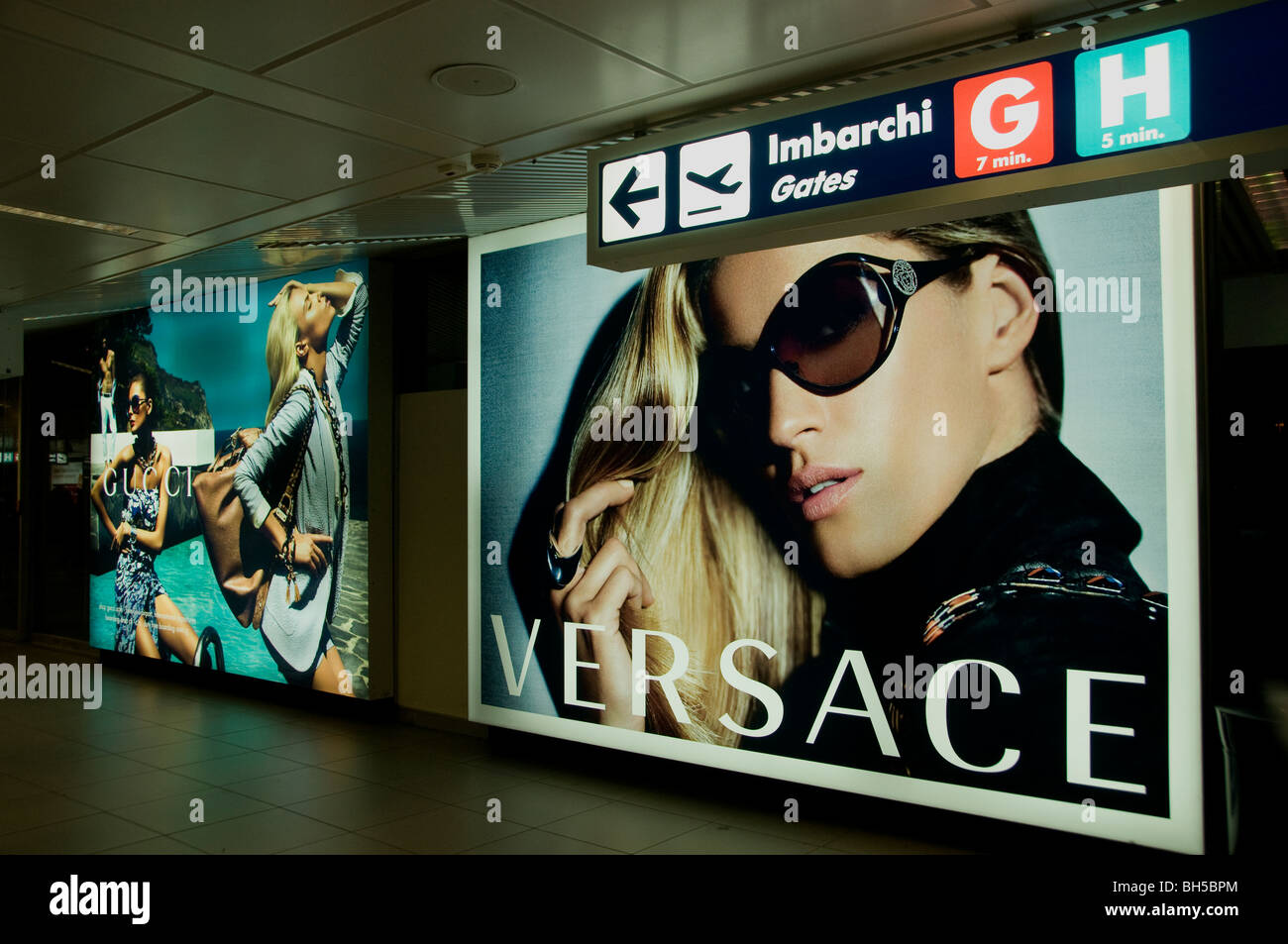 Versage Occhiali da sole moda donna uomo giovani occhi di classe Foto Stock