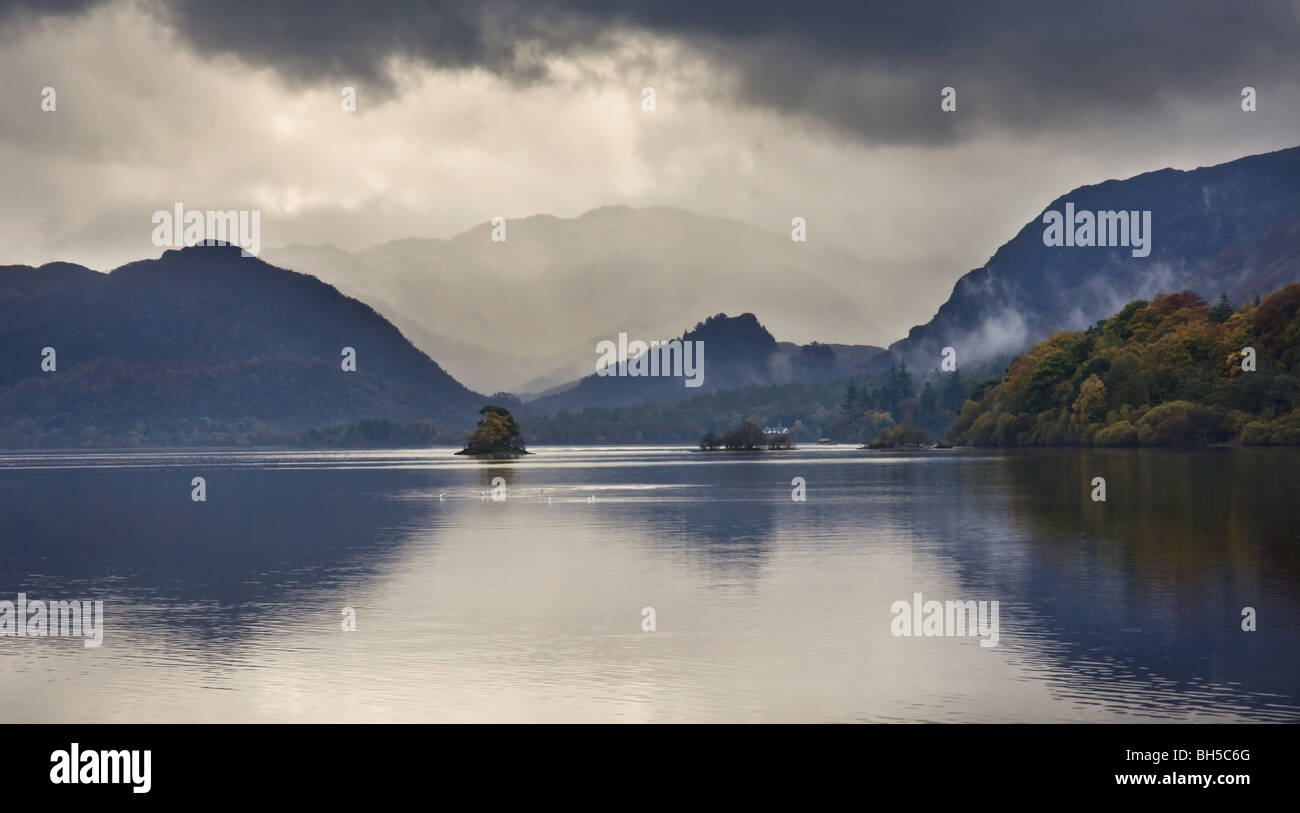 Nuvole temporalesche raccogliendo oltre Derwentwater. Foto scattata da Keswick guardando in giù alle ganasce di Borrowdale. Foto Stock