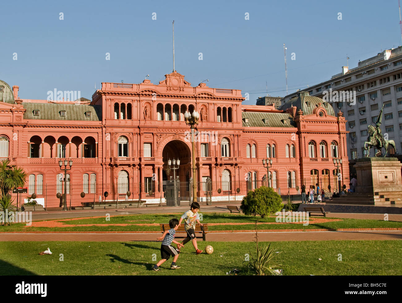Football Soccer boy i ragazzi alla Casa Rosada di Buenos Aires Plaza de Mayo Argentina balcone Evita Peron America Latina American Foto Stock