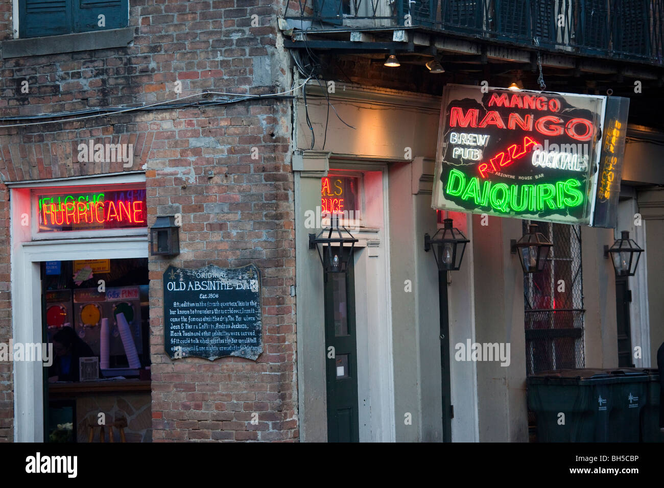 Vecchio Absinthe Bar su Bourbon Street nel Quartiere Francese di New Orleans, LA Foto Stock