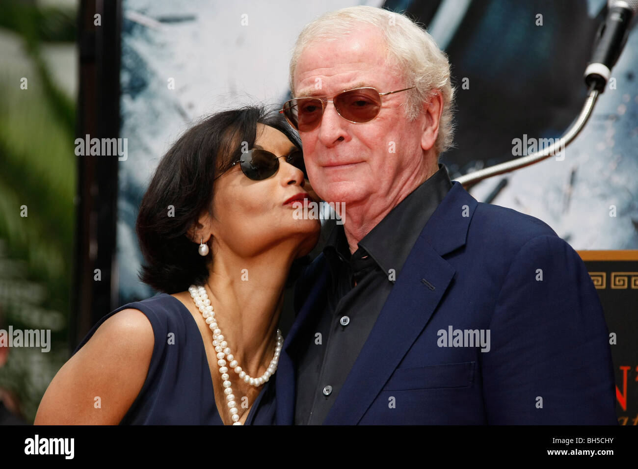 SHAKIRA CAINE Michael Caine Michael Caine mano cerimonia FOOTPRINT Chinese Theatre Hollywood USA 11 Luglio 2008 Foto Stock