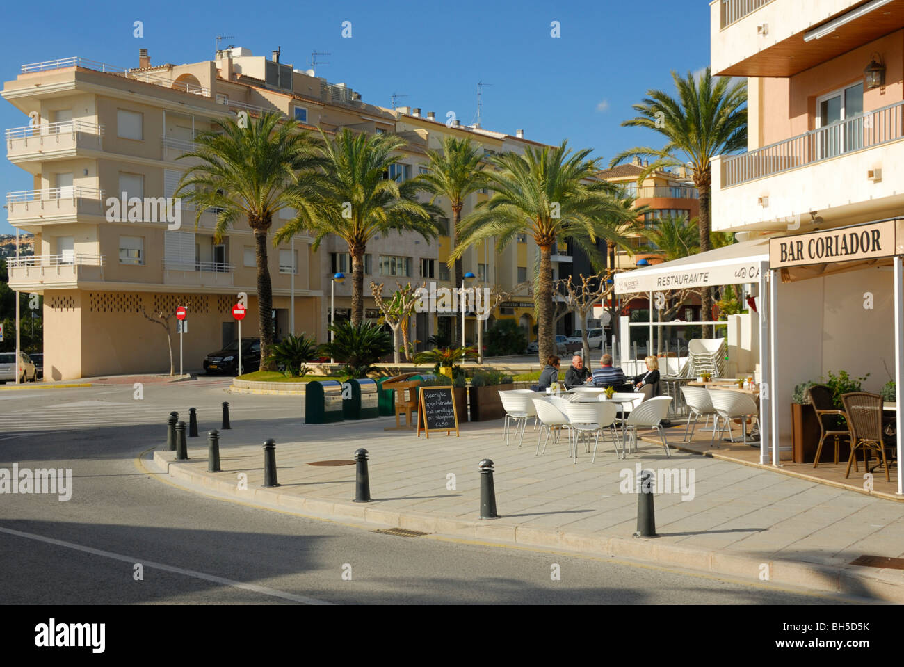 Un bar spagnolo e scene di strada in Moraira Spagna Foto Stock