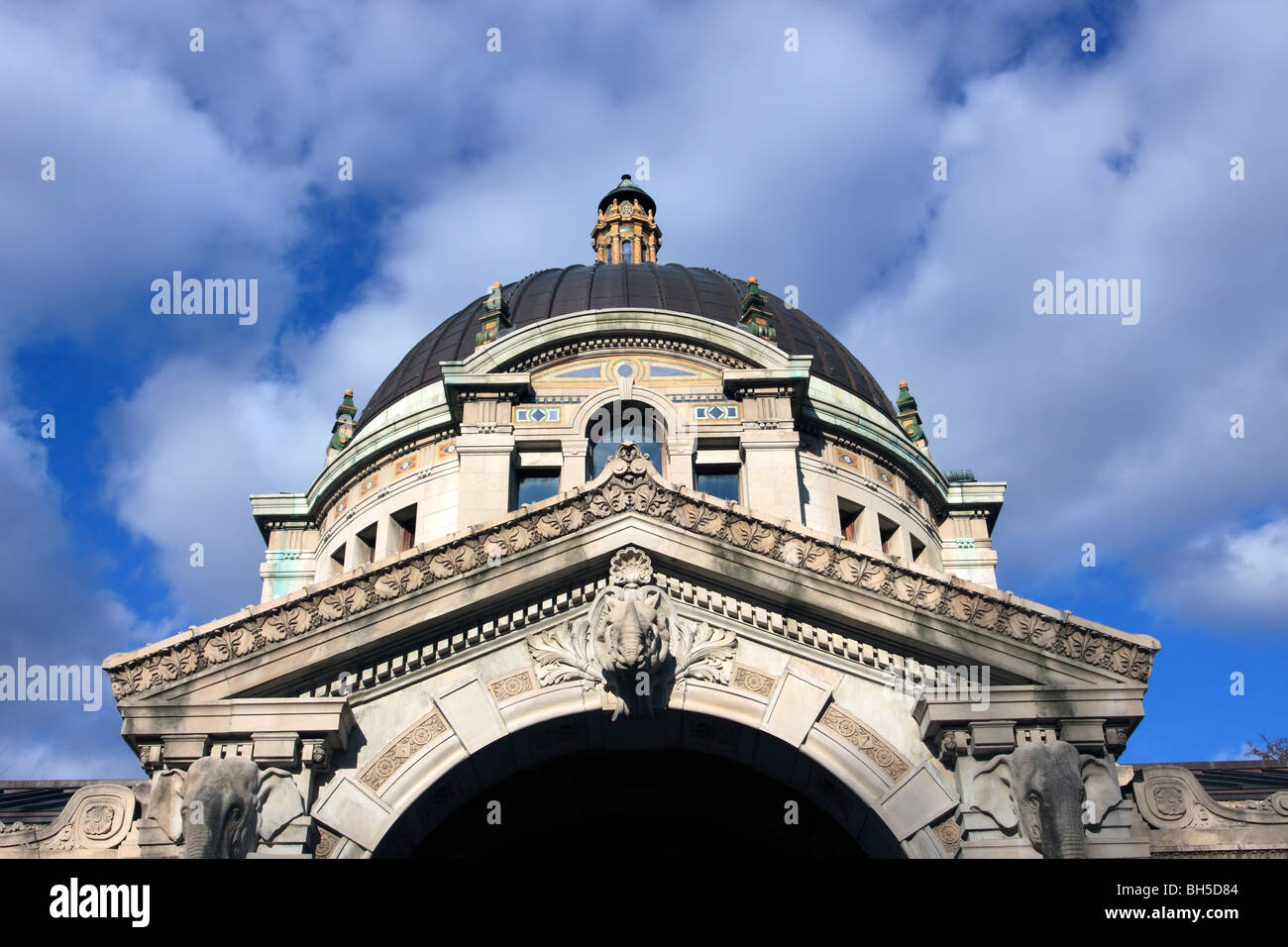Il tetto a cupola del Centro Zoo costruzione presso il Bronx Zoo di New York City Foto Stock