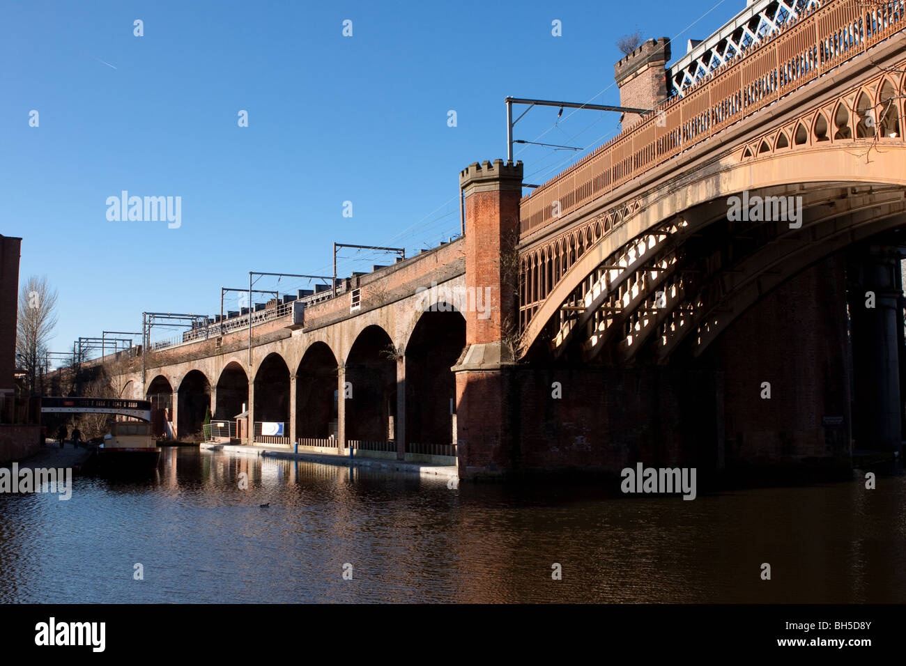 Canale di Manchester e ponte ferroviario archi in castlefield Foto Stock