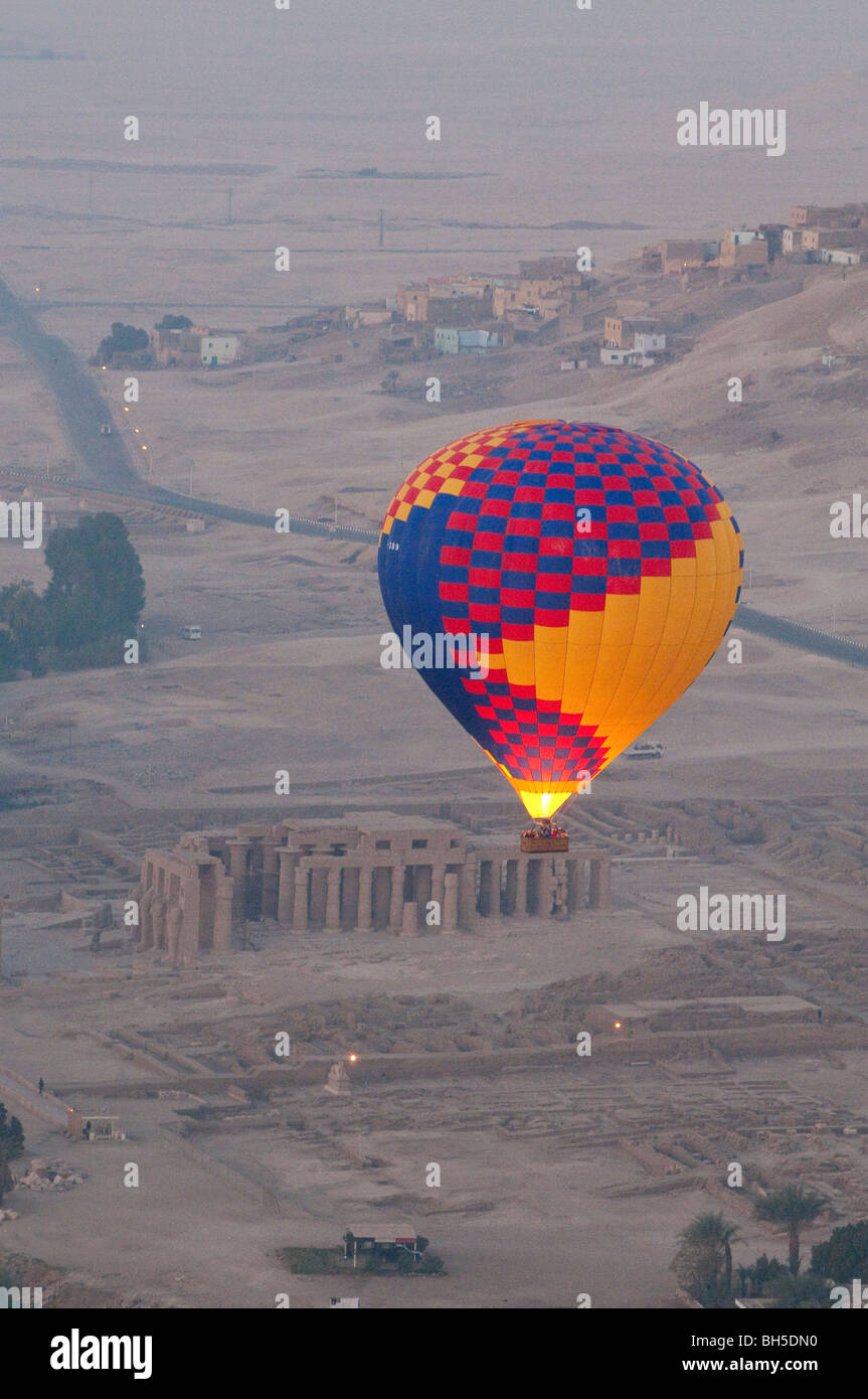 Giro in Mongolfiera vicino alla Valle dei Re, Luxor, Egitto, Africa Foto Stock