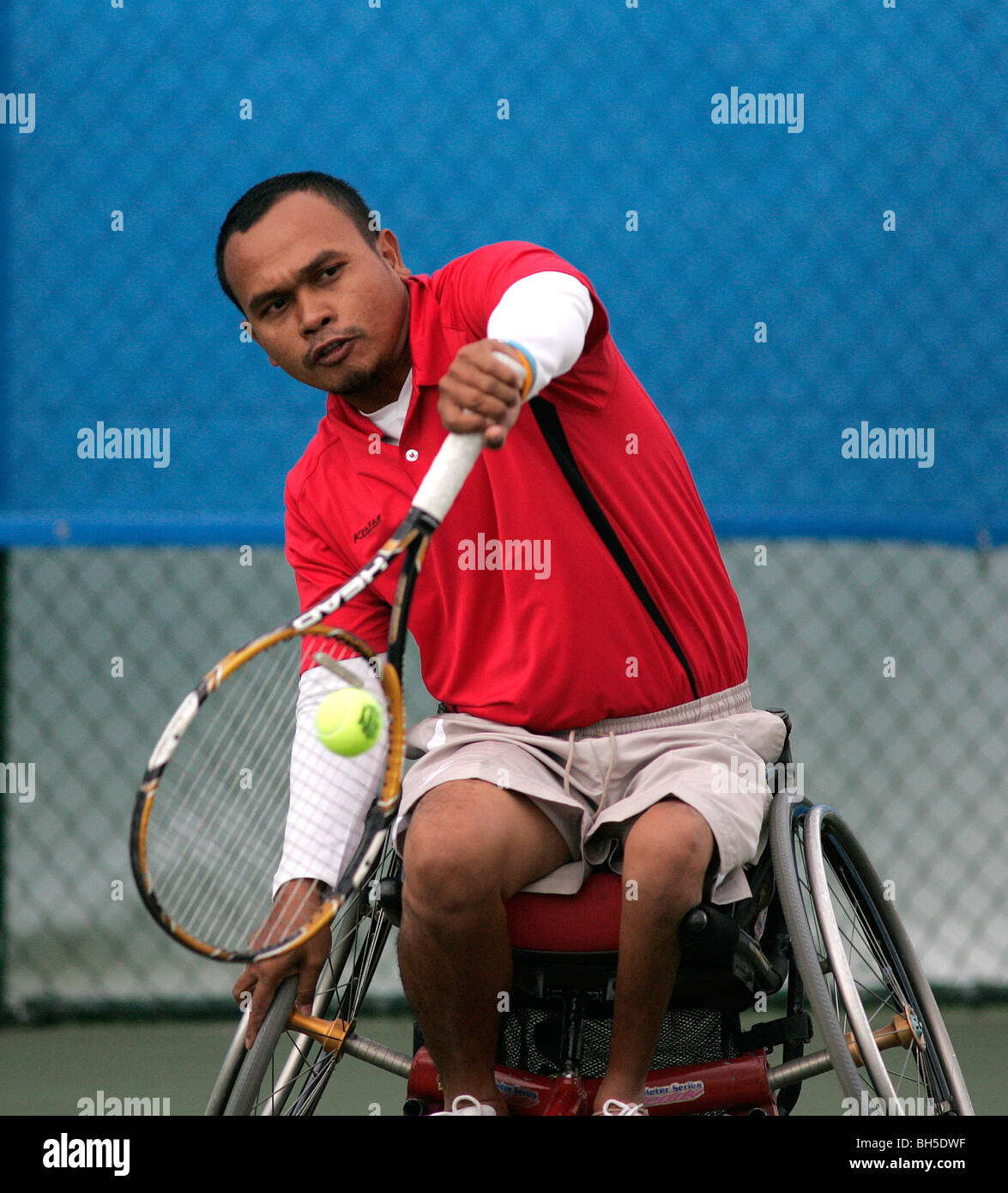 Un concorrente prende parte la Invacare World Cup di tennis in carrozzina, tenutasi a Nottingham, 27 luglio - 2 agosto. Foto Stock