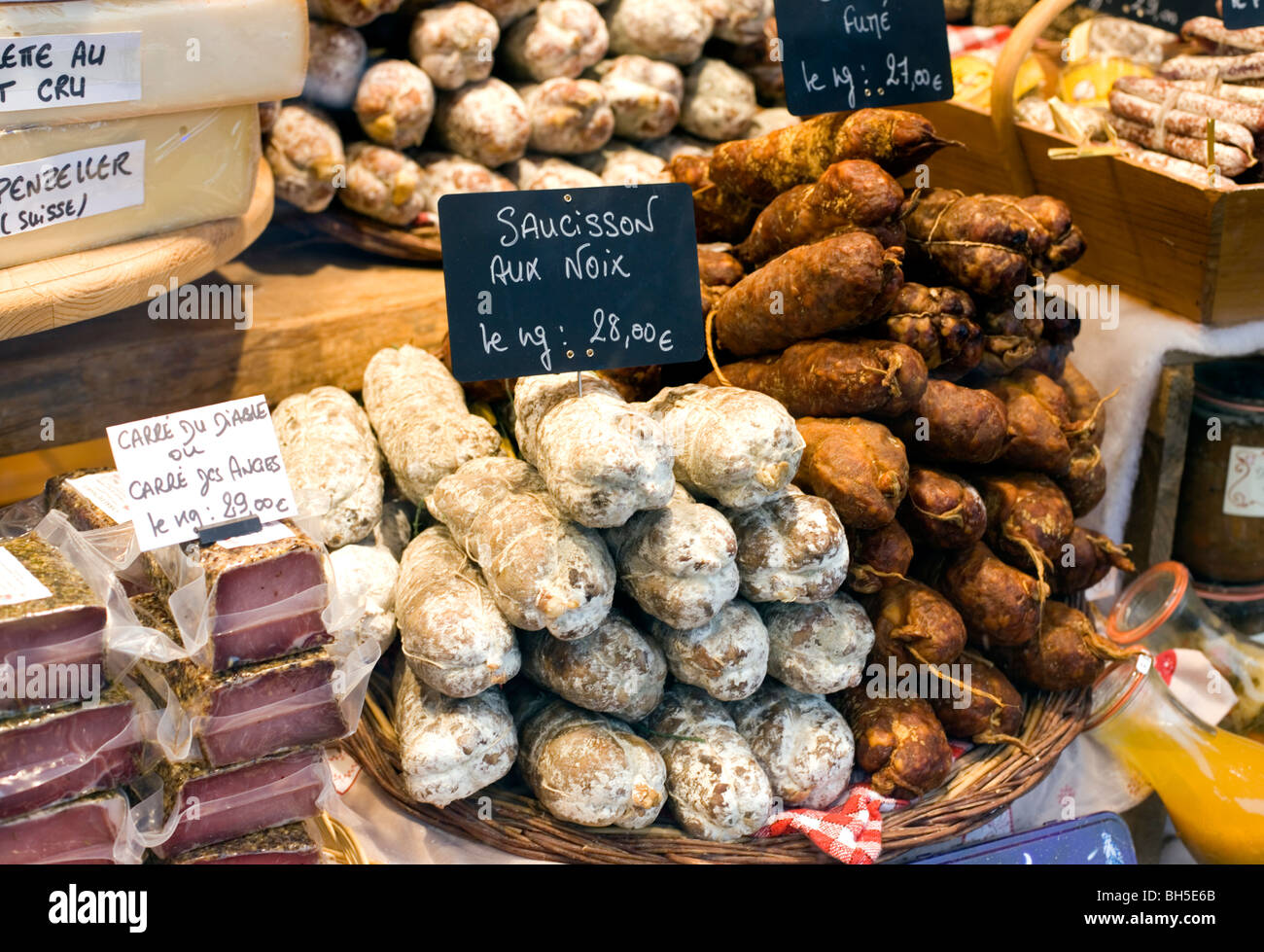 Salsiccia e formaggio specialista Deli shop, Megève, Haute Savoie, Francia, Europa Foto Stock