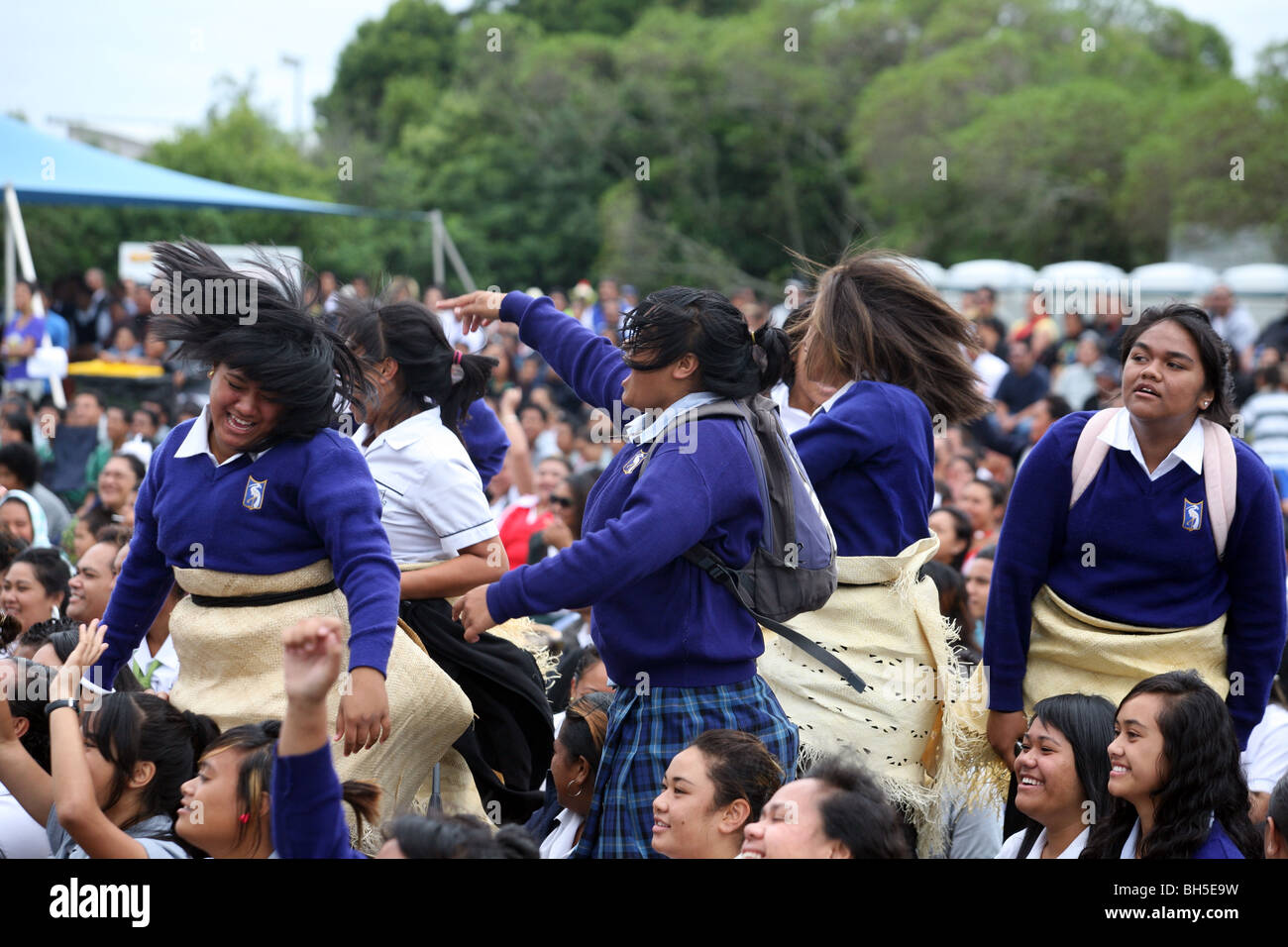 Le ragazze adolescenti eccitati da un atto sullo stadio di Tongan all'annuale festival Polyfest a Auckland, Nuova Zelanda Foto Stock