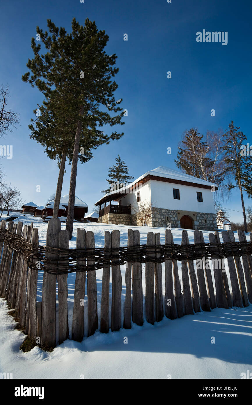 Villaggio Lelic, tradizionale architettura serba in Occidente la Serbia, l'inverno, la neve Foto Stock