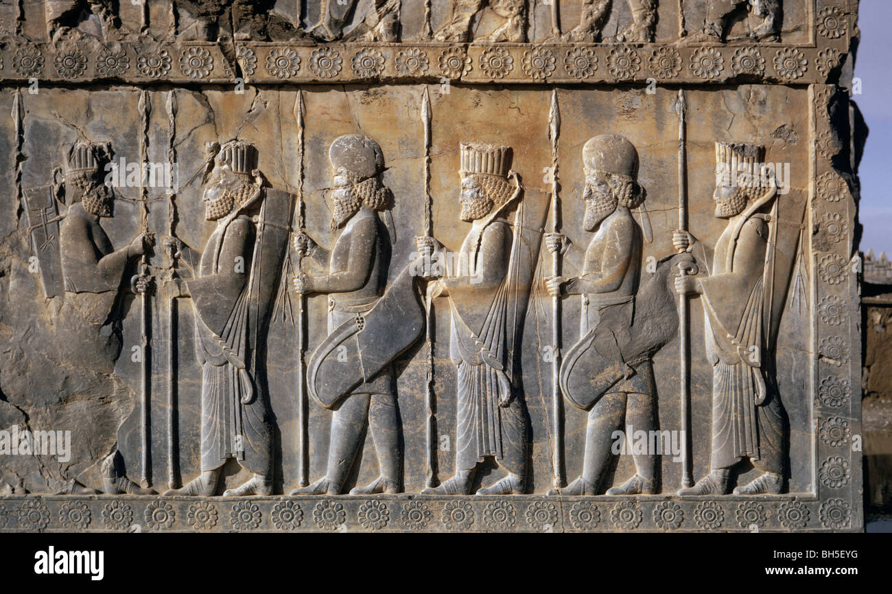 Riga inferiore di Artaserse i di rilievo sul portale nord della sala delle colonne 100, Persepolis, Iran 690125 023 Foto Stock