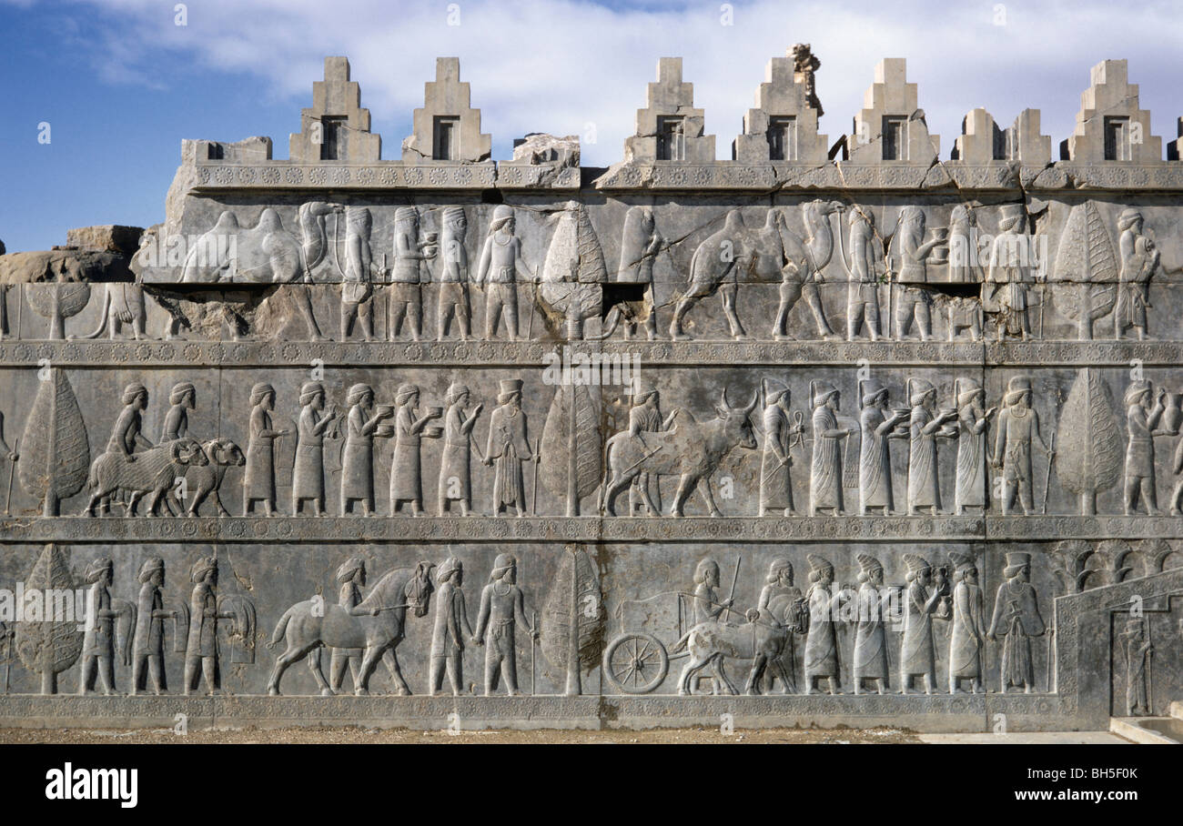 Oriente scalinata della Apadana, Sogdians con cammelli, Cilicians con arieti, Cappadocians con un cavallo, Persepolis, Iran 690125 033 Foto Stock
