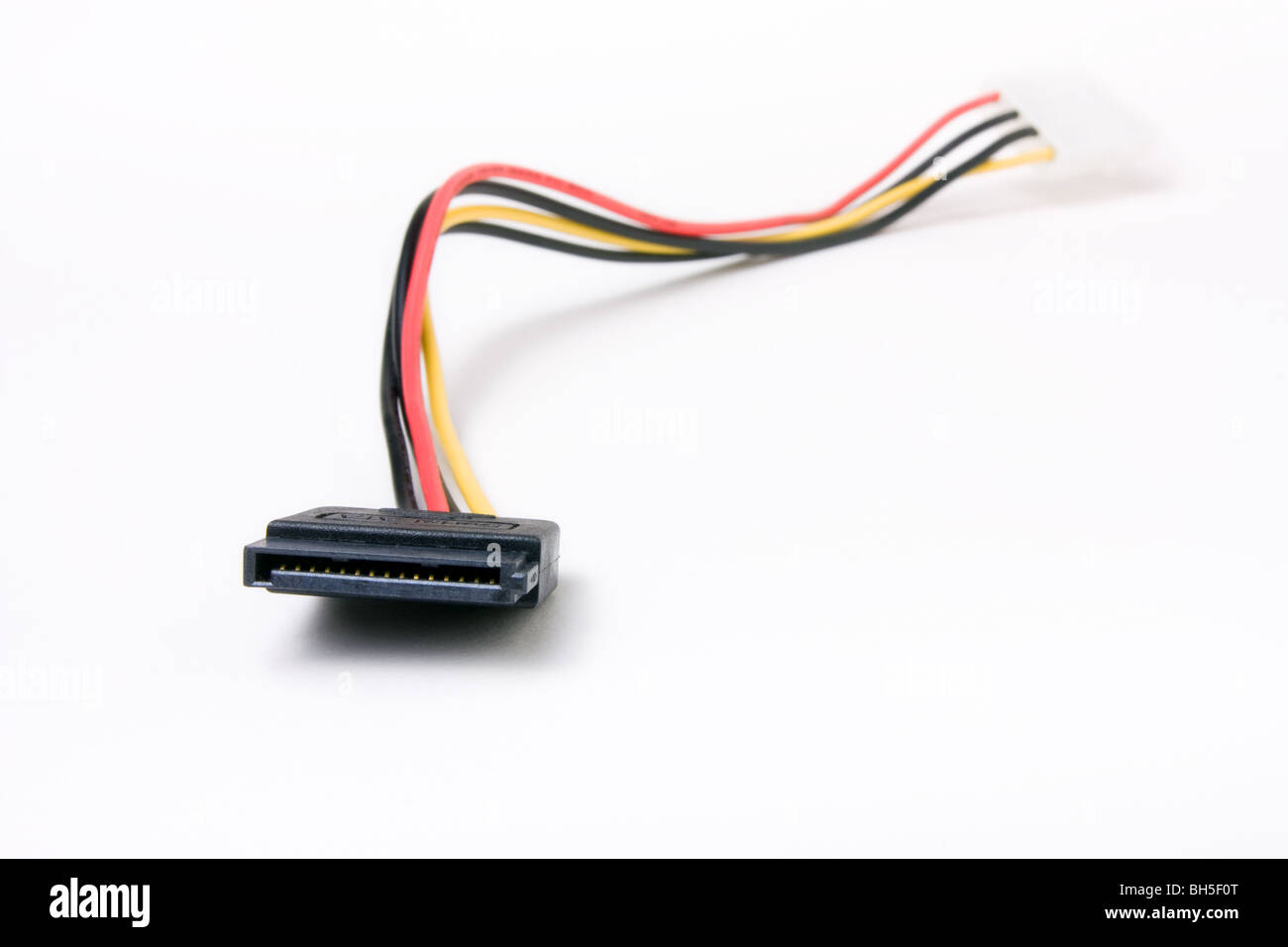Disco rigido SATA Power adattatore per cavi isolati contro uno sfondo bianco. Foto Stock