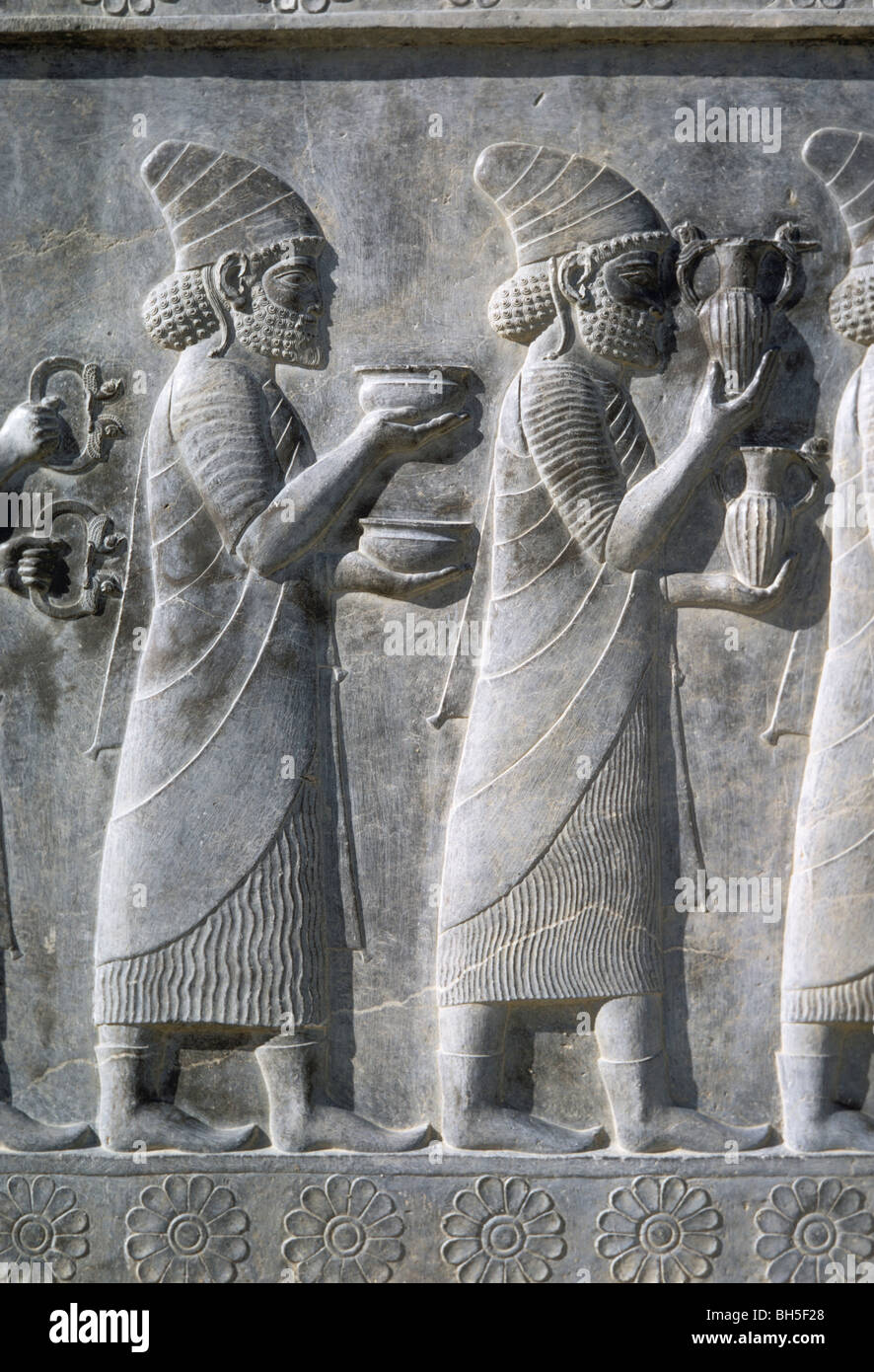 Oriente sulla scalinata del Apadana, siriani, fenici o lidi con vasi d'oro, Persepolis, Iran 690125 104 Foto Stock