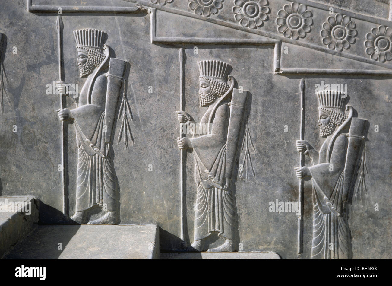La scala della Apadana, persiano protezioni, Persepolis, Iran 690125 108 Foto Stock