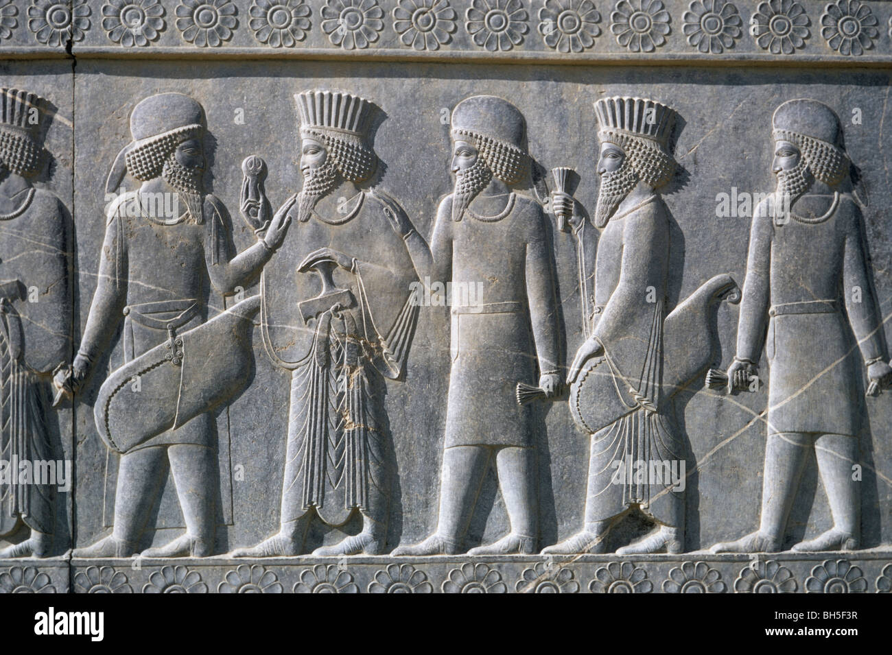 La scala della Apadana, Mede e il persiano nobili, Persepolis, Iran 690125 110 Foto Stock