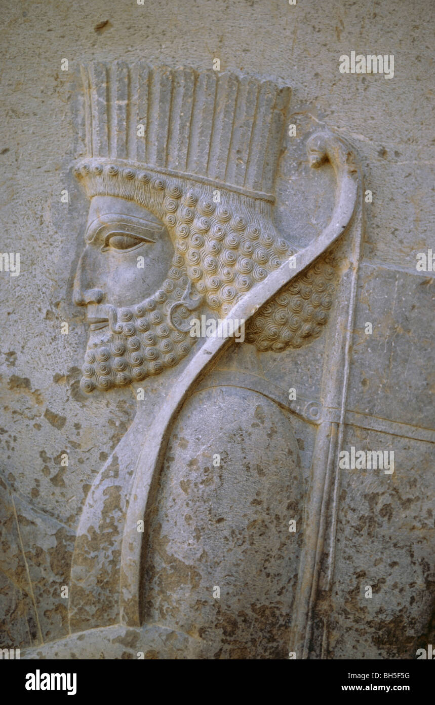 Dettaglio del guerriero persiano con orecchini e una prua, Persepolis, Iran 690125 117 Foto Stock