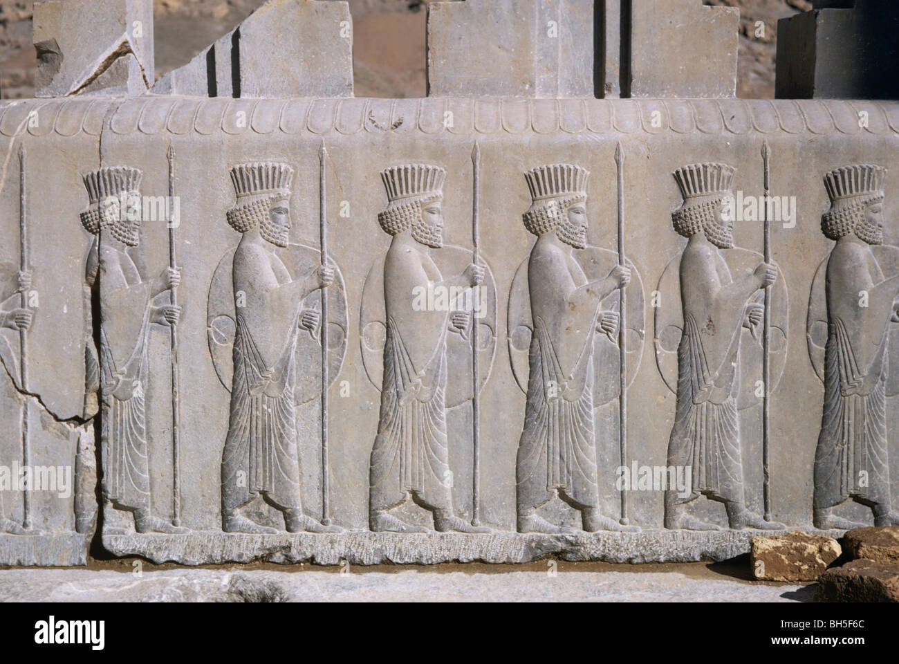 Retro dell'Est sulla scalinata del Apadana, persiano protezioni, Persepolis, Iran 690125 119 Foto Stock
