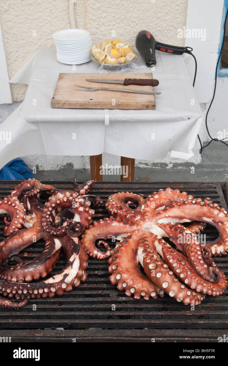 Il polpo cottura su un grill in Poros, Grecia Foto Stock