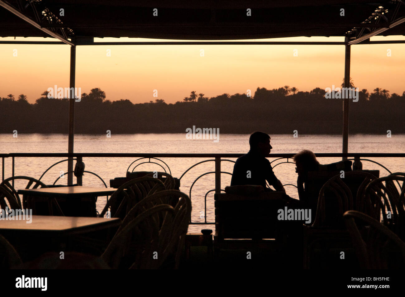 Tramonto da un fiume Nilo nave da crociera a Kom Ombo, Egitto, Africa Foto Stock
