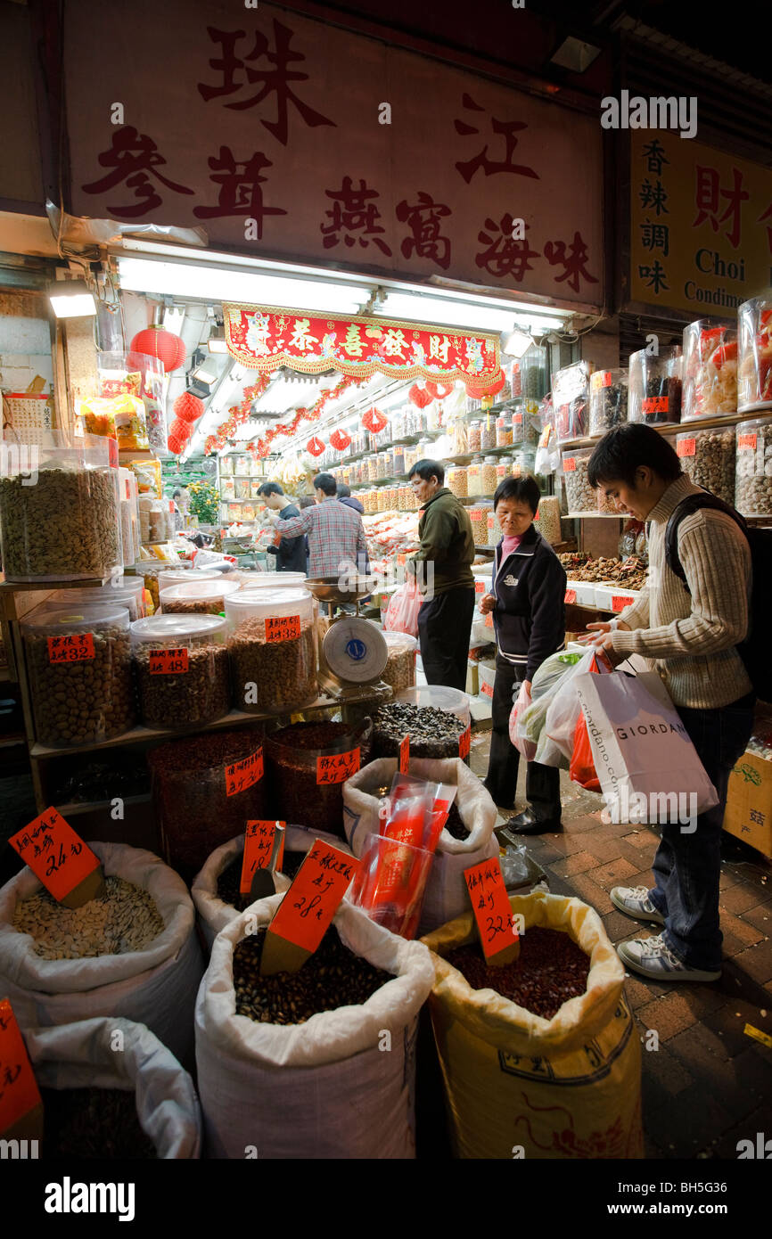 People shopping a Hong Kong di Bowrington Road mercato umido di notte. Foto Stock