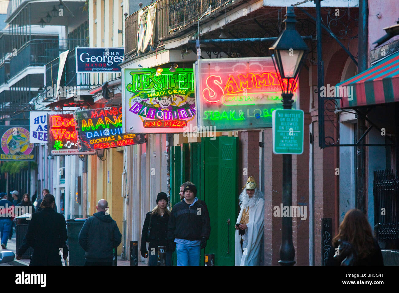 Bourbon Street nel Quartiere Francese di New Orleans, LA Foto Stock