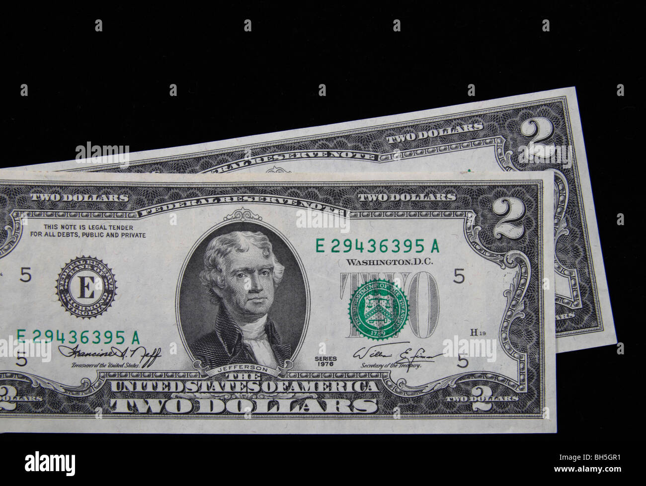 Due rare due dollari ($2) Stati Uniti d'America banconote (fatture). Serie 1976. Sfondo nero. Foto Stock