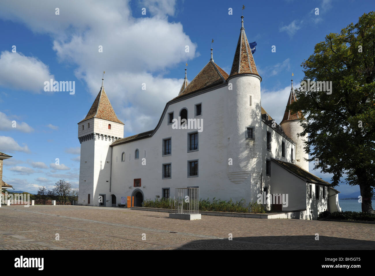 Il castello bianco a Nyon sul Lago di Ginevra, Vaud, Svizzera. Il castello è oggi un museo di realizzato localmente in porcellana. Foto Stock